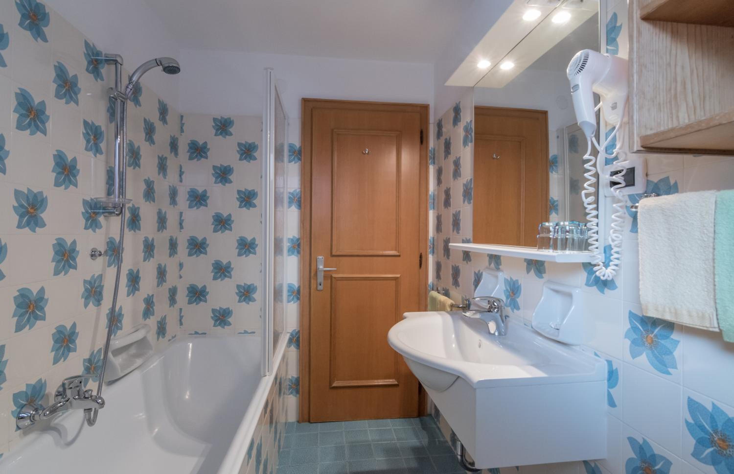 Double or Twin Room with Mountain View photo 3