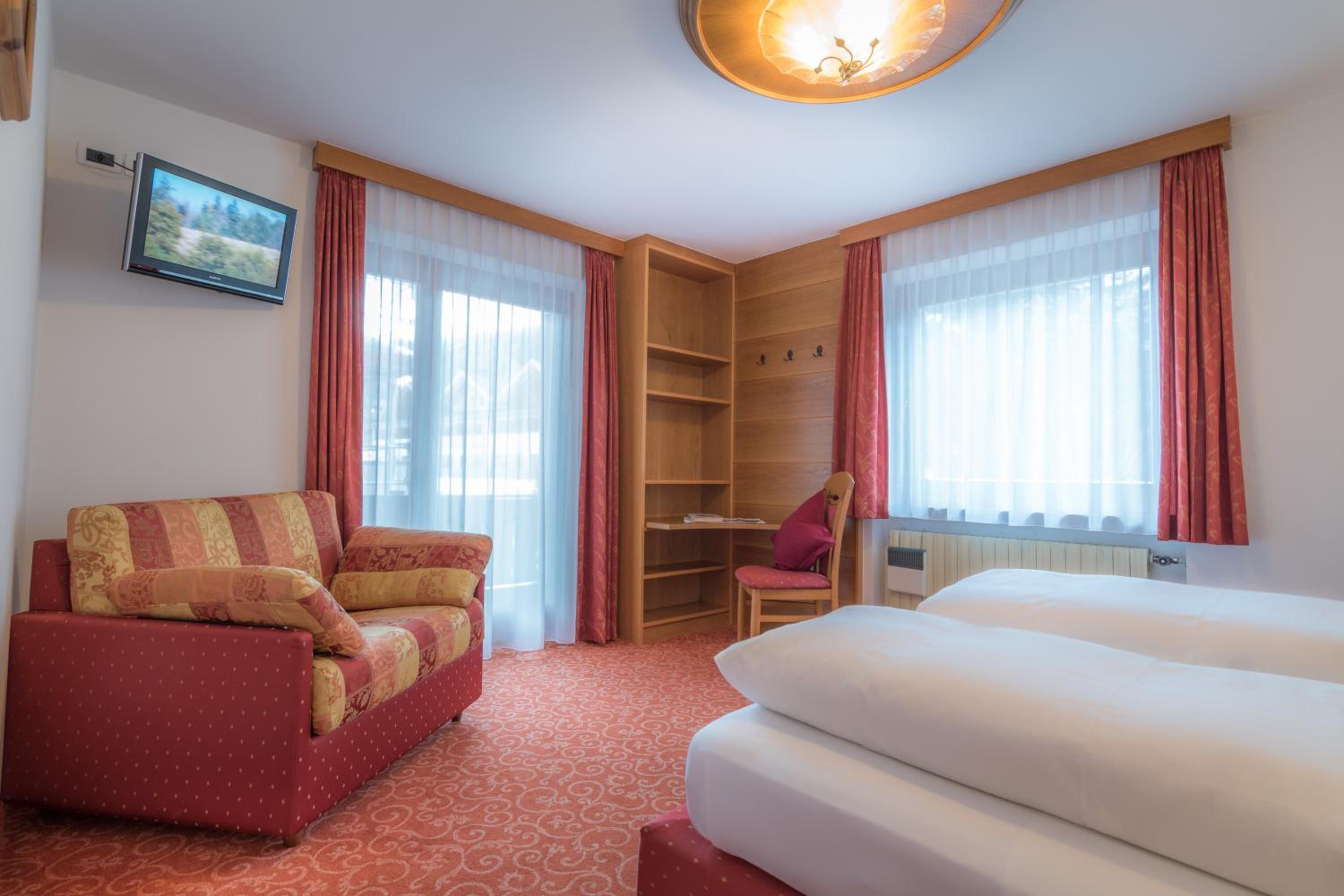 Double or Twin Room with Mountain View photo 2