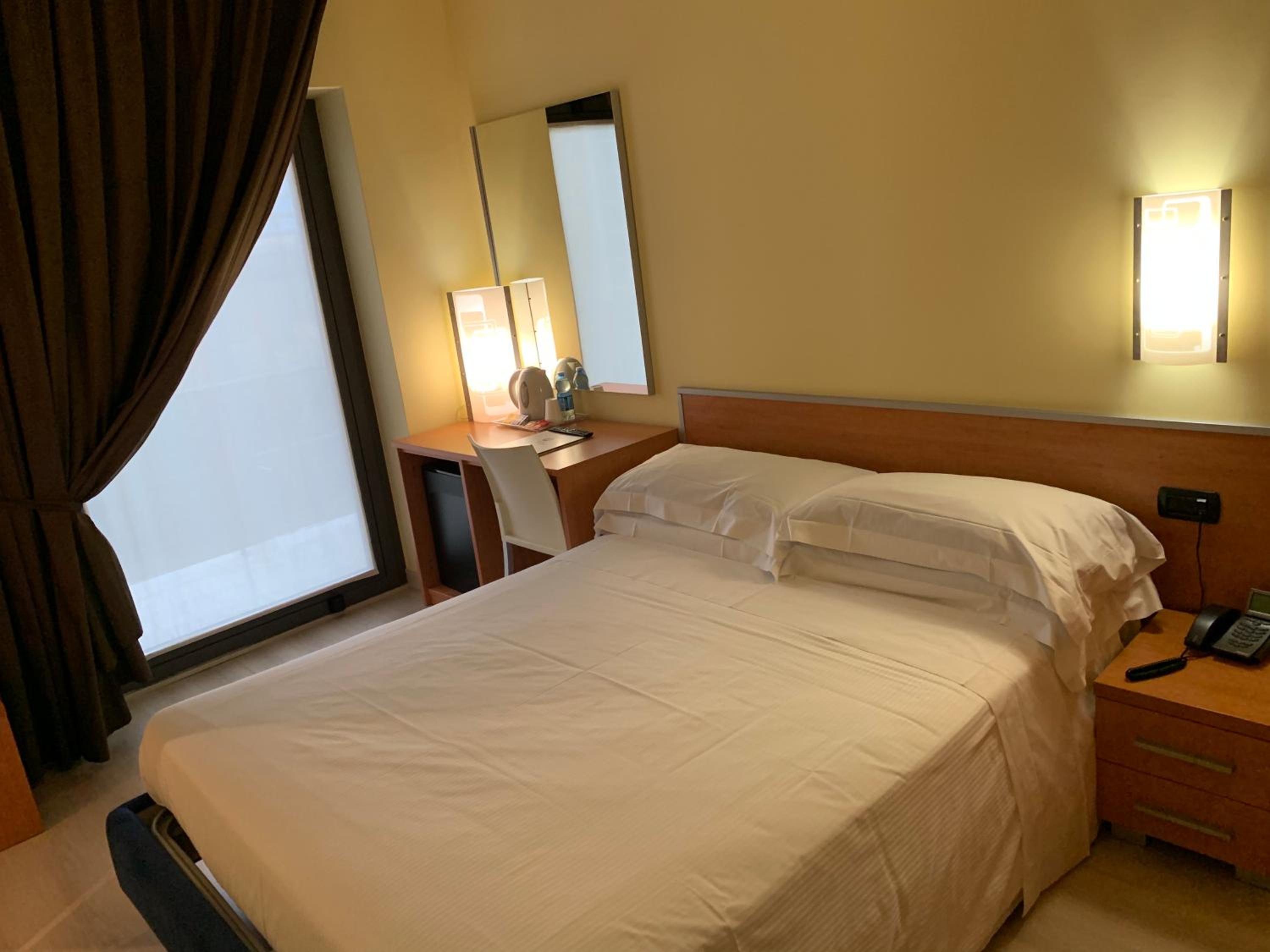 Standard Queen Room - Photo 7