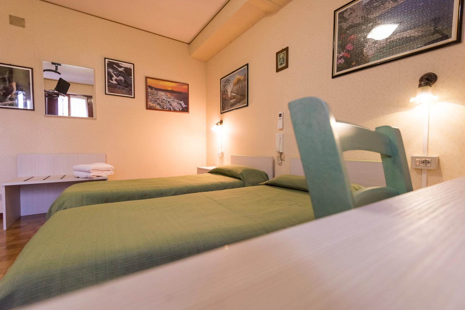 Twin Room with Private Bathroom photo 2