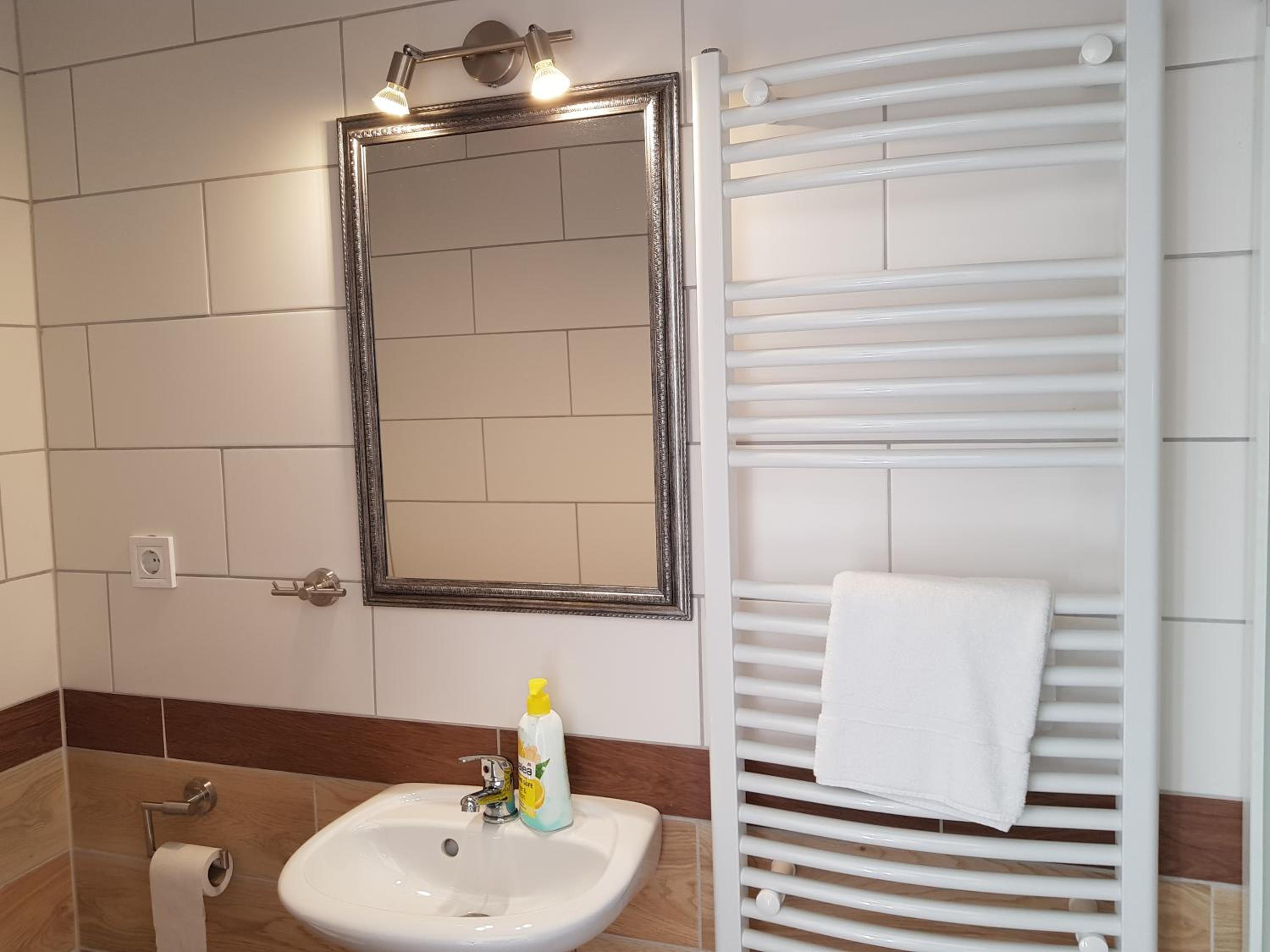 Twin Room with Bathroom - Photo 2