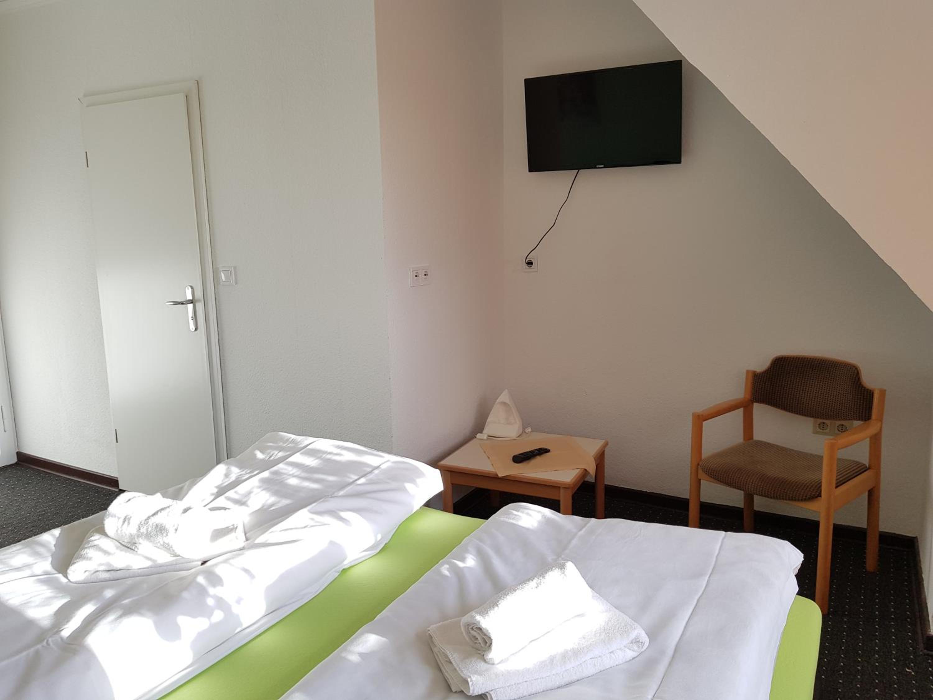 Double Room with Private Bathroom - Photo 10
