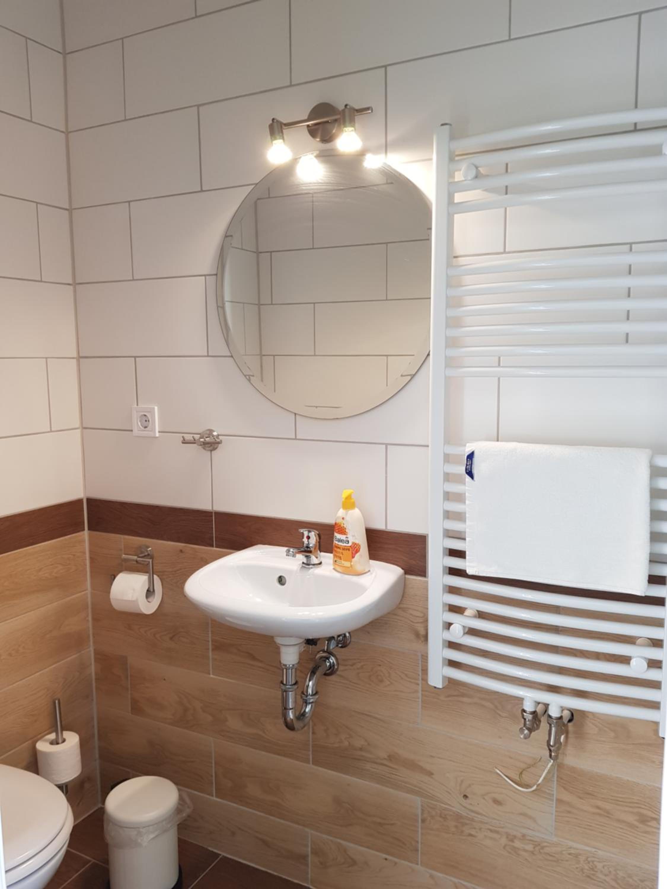 Double Room with Private Bathroom - Photo 9