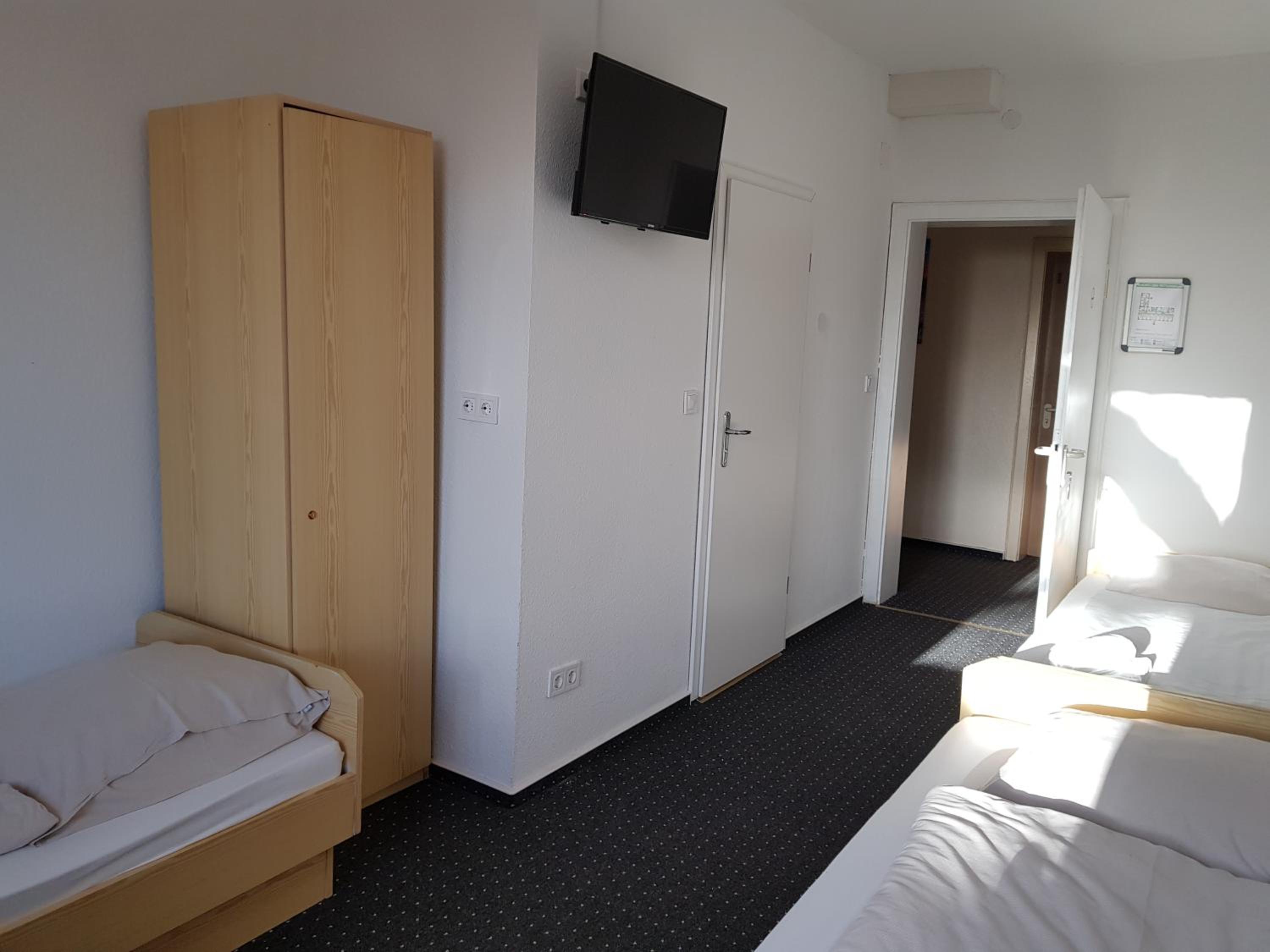 Triple Room with Bathroom - Photo 4