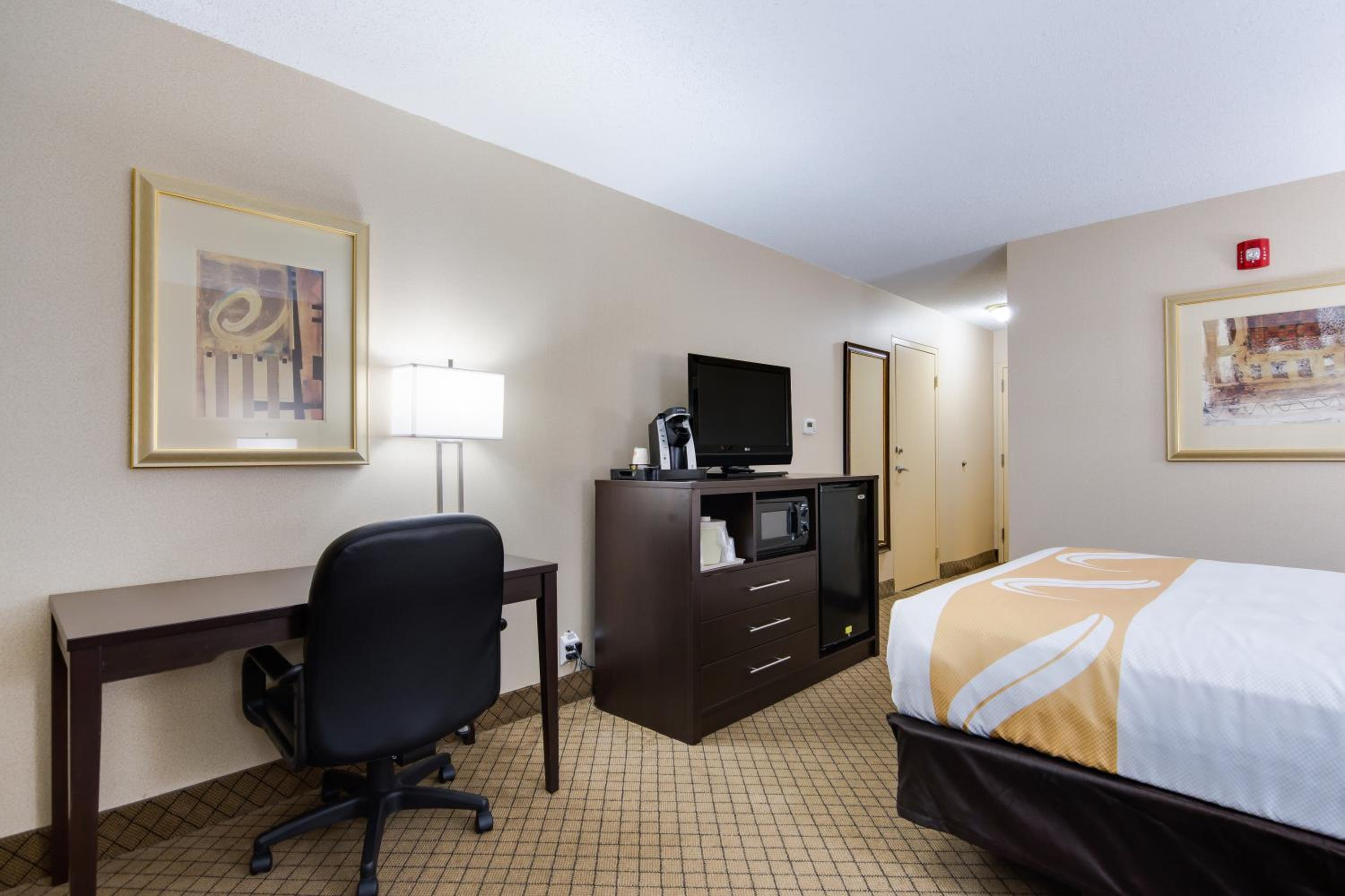 Queen Room with Roll-In Shower - Accessible/Non-Smoking - Photo 3