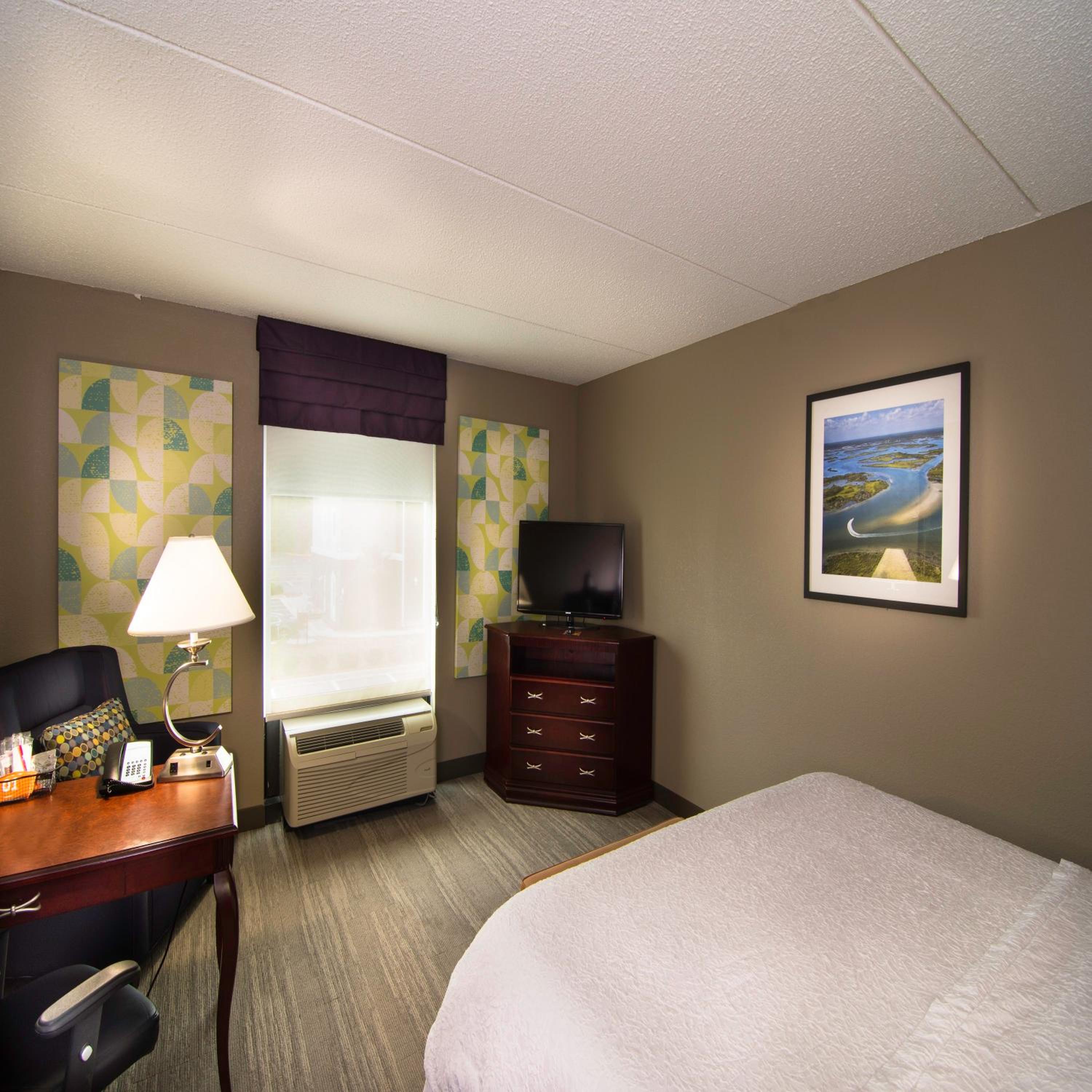King Room with King Bed - Non-Smoking - Photo 3