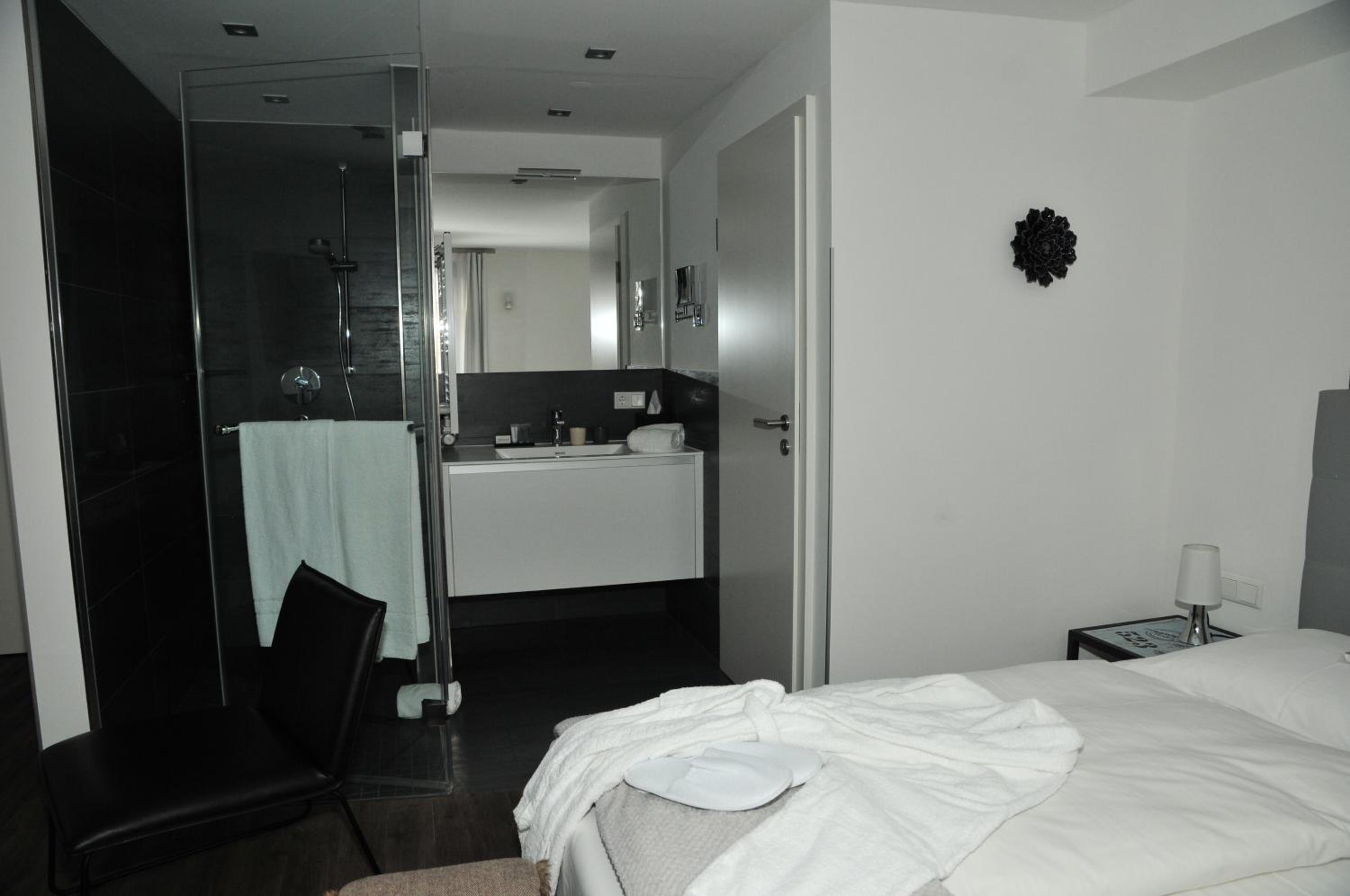 Double Room - Photo 17