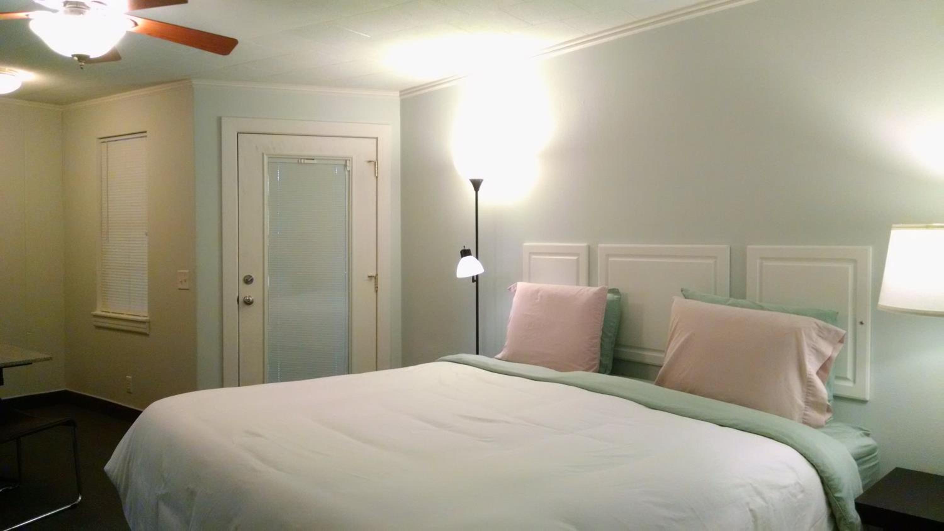 King Room - Non-Smoking - Photo 1