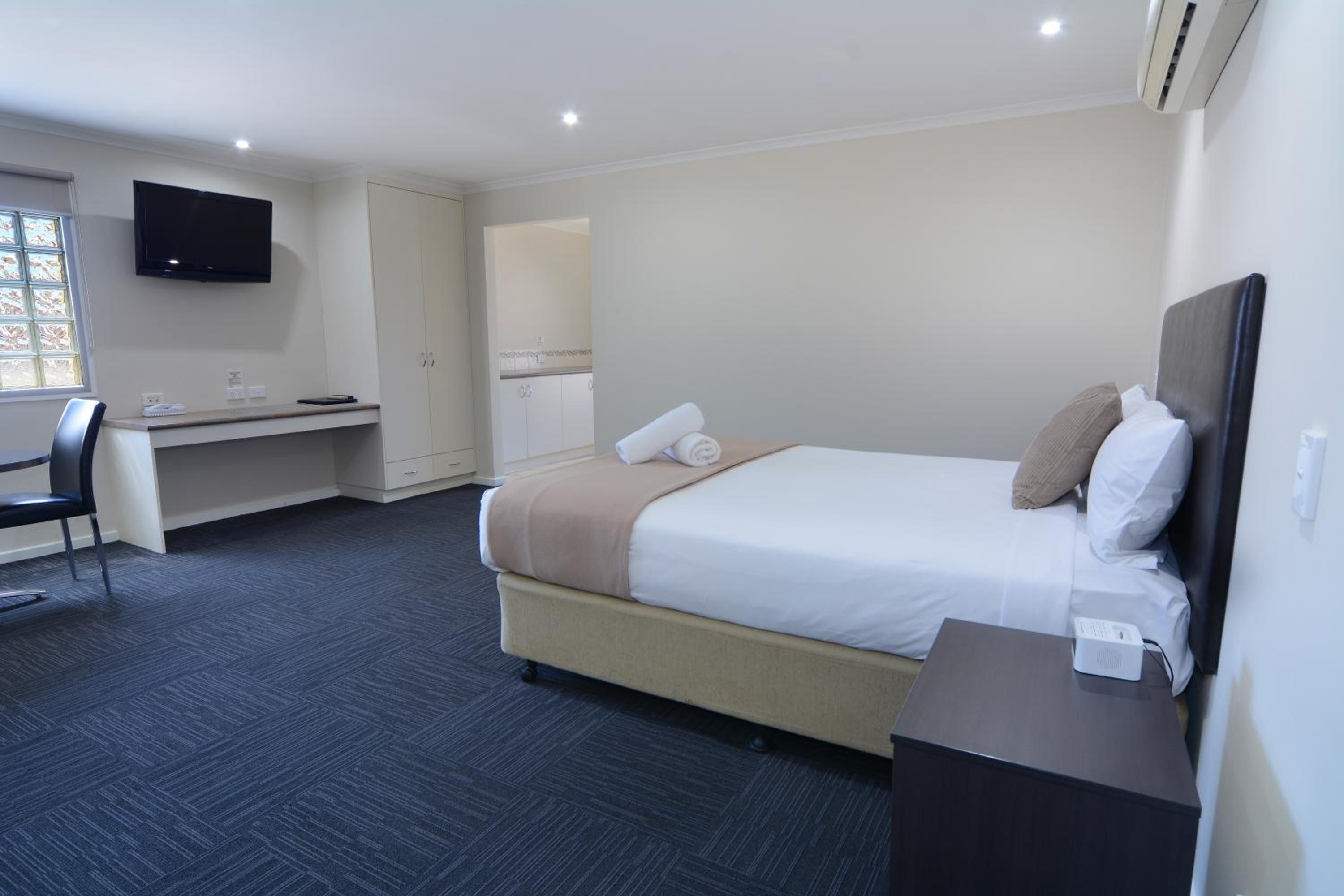 Standard Queen Room with Spa Bath photo 1