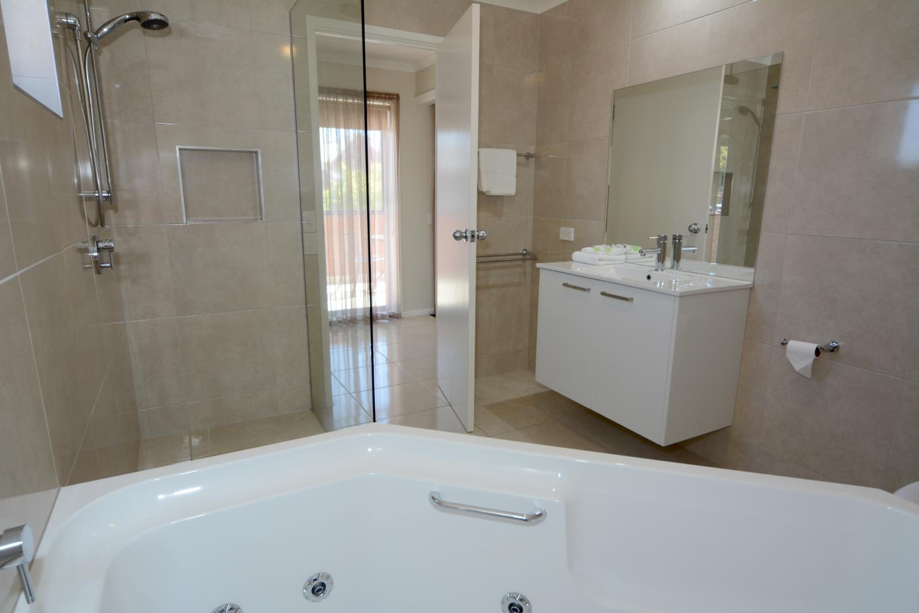 Deluxe King Room with Spa Bath photo 3
