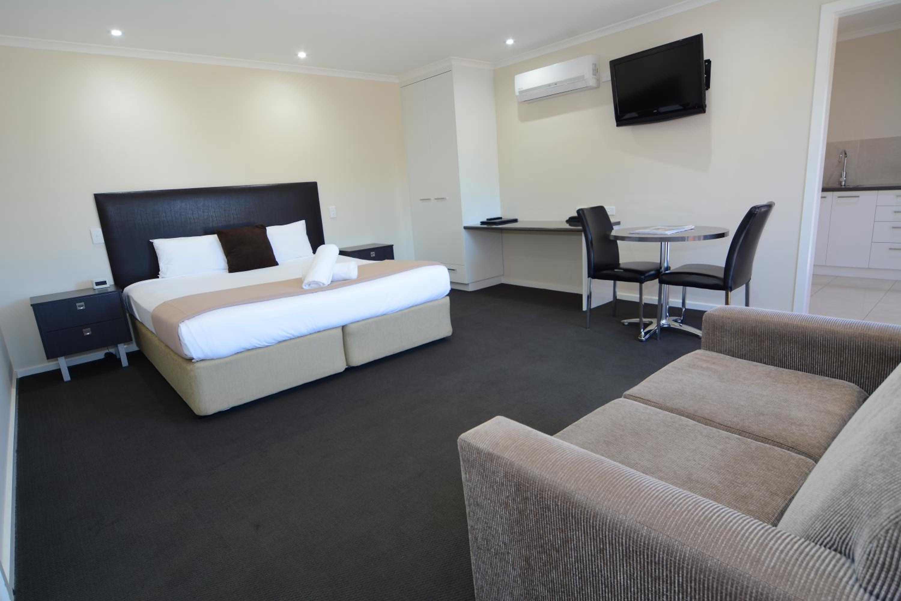 Deluxe King Room with Spa Bath photo 1