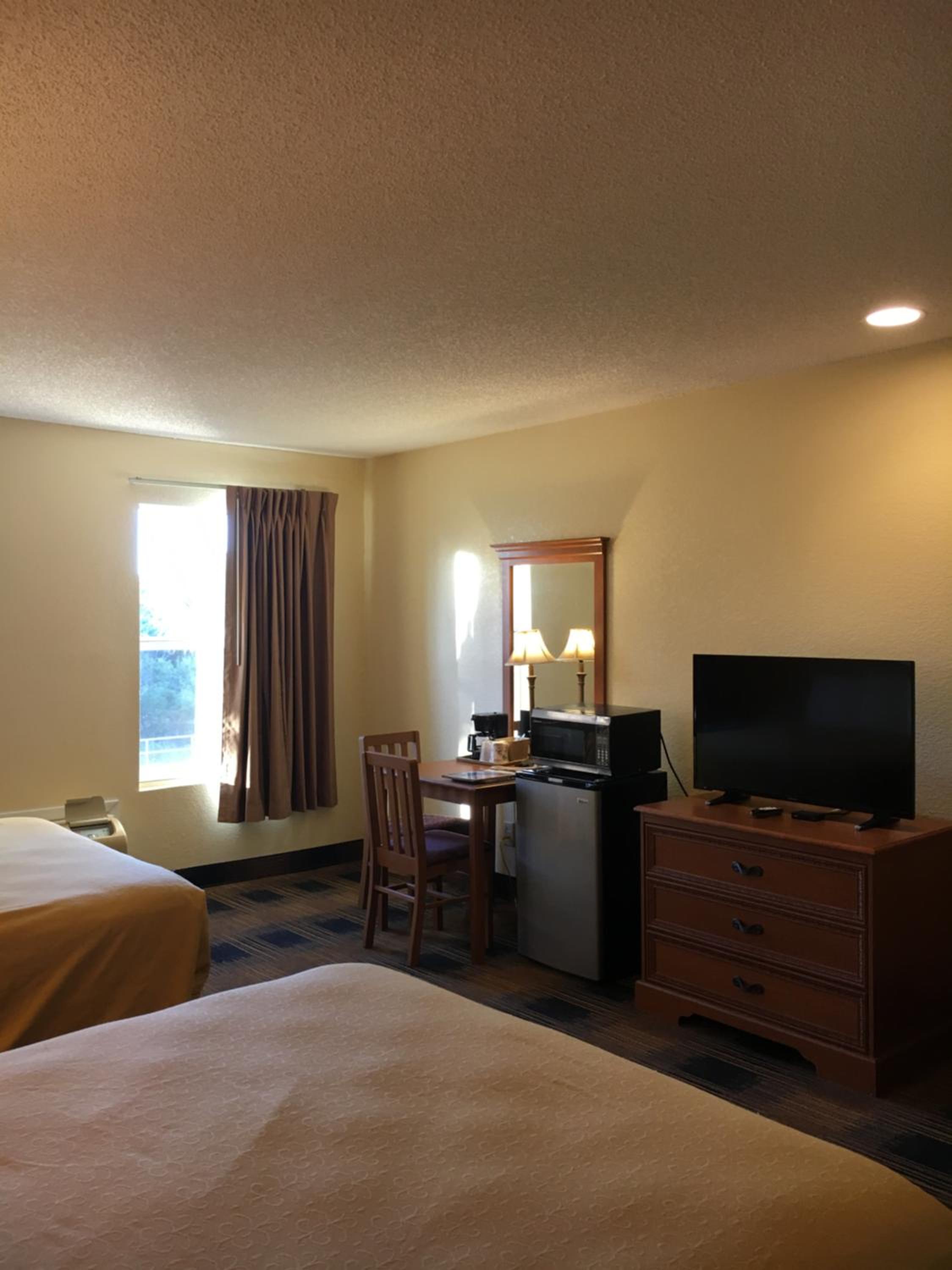 Queen Room with Two Queen Beds - Non-Smoking photo 3