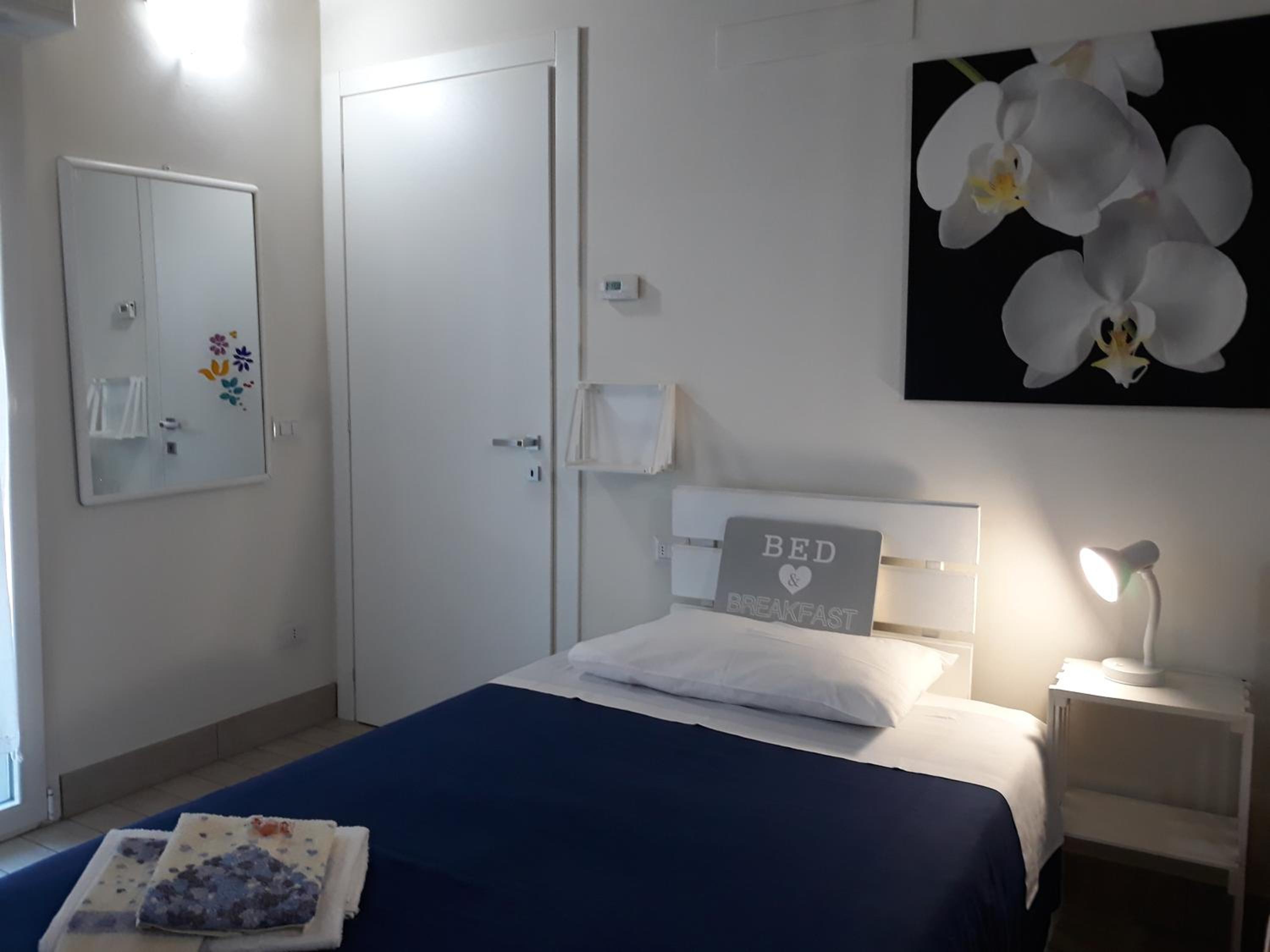 Twin Room with Balcony - Photo 8