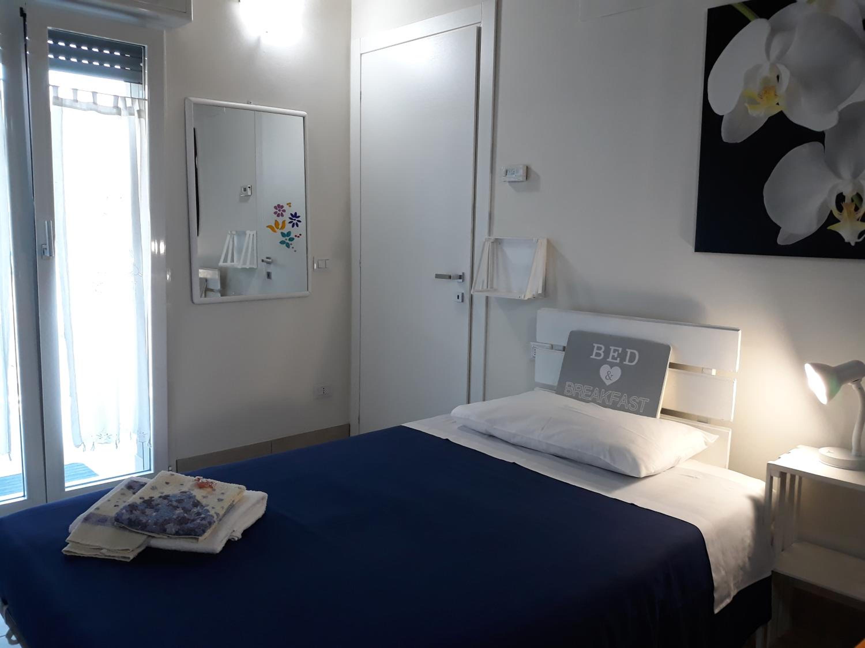 Twin Room with Balcony - Photo 7