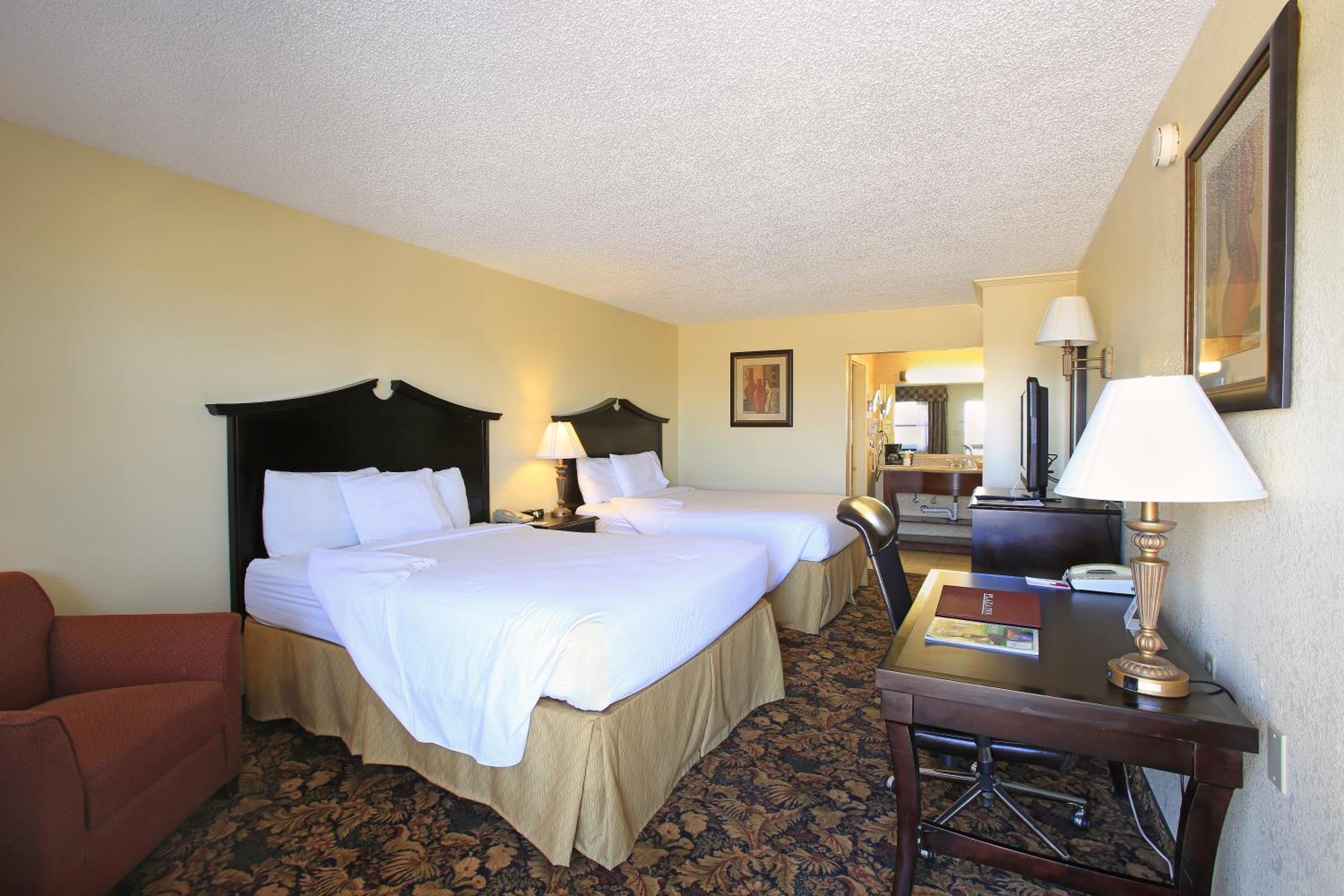 Queen Room with Two Queen Beds - Smoking - Photo 3