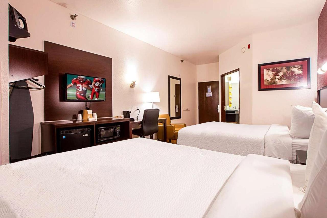 Deluxe Queen Room with Two Queen Beds - Photo 3