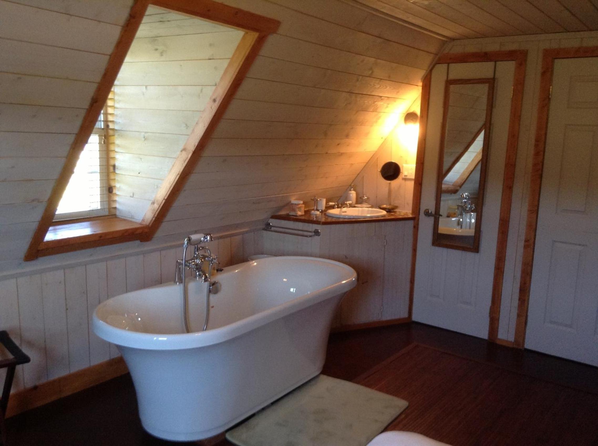 Queen Room with Private Bathroom photo 2