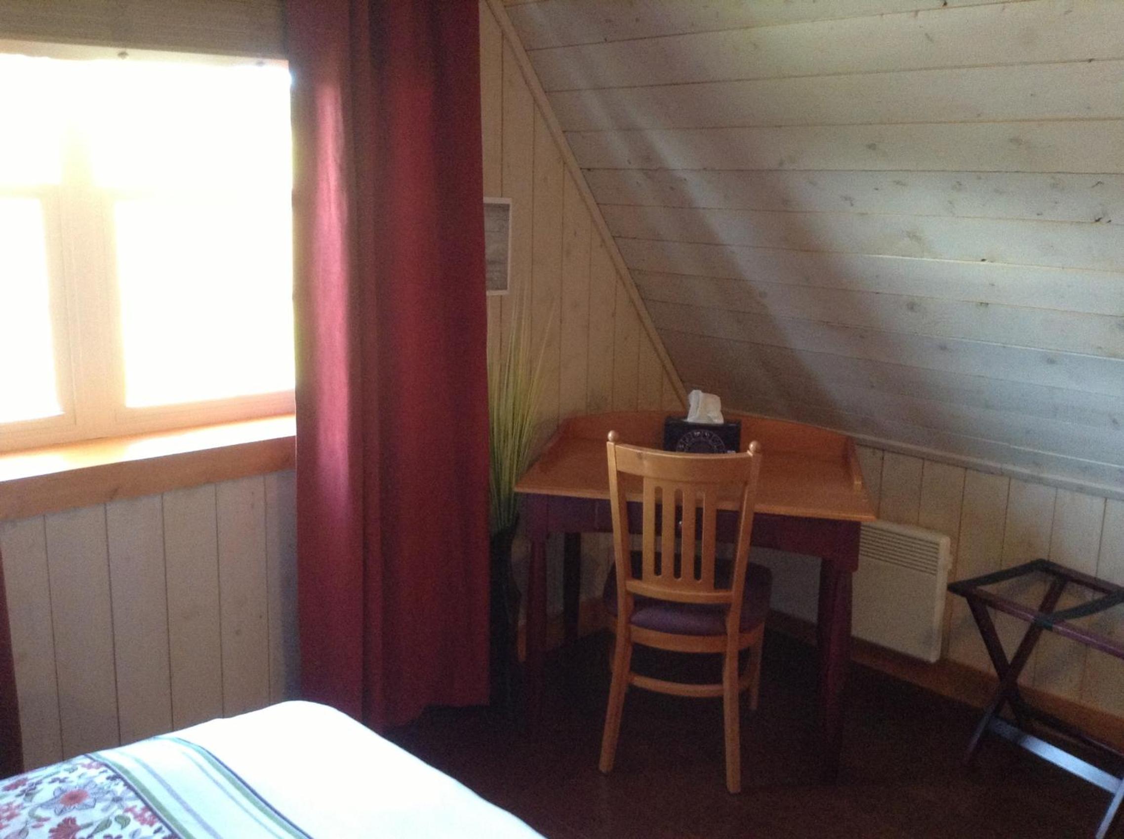 Queen Room with Private Bathroom photo 3