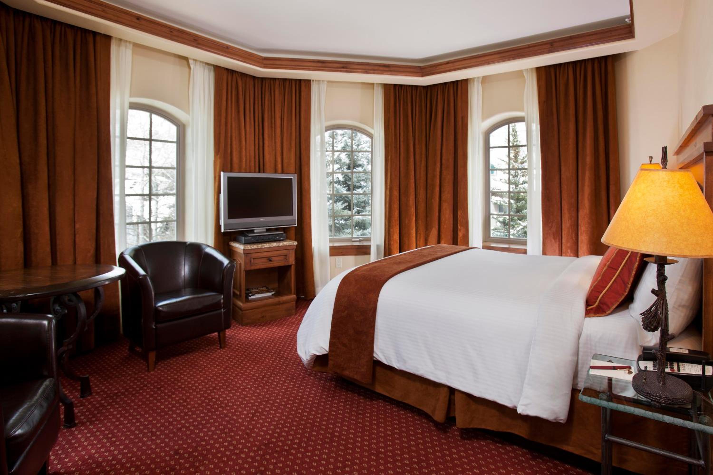 Standard Queen Room Tower Village View - Photo 2