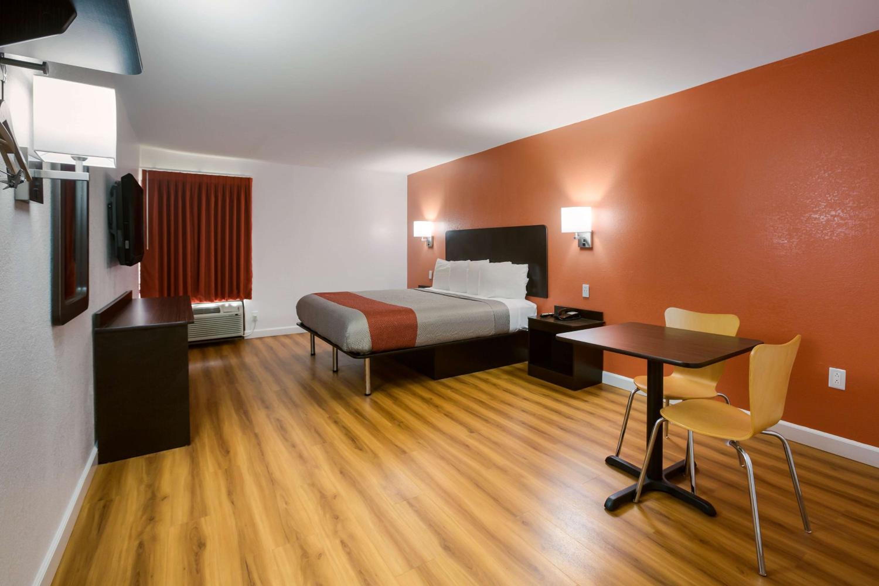 King Room - Disability Access - Photo 10