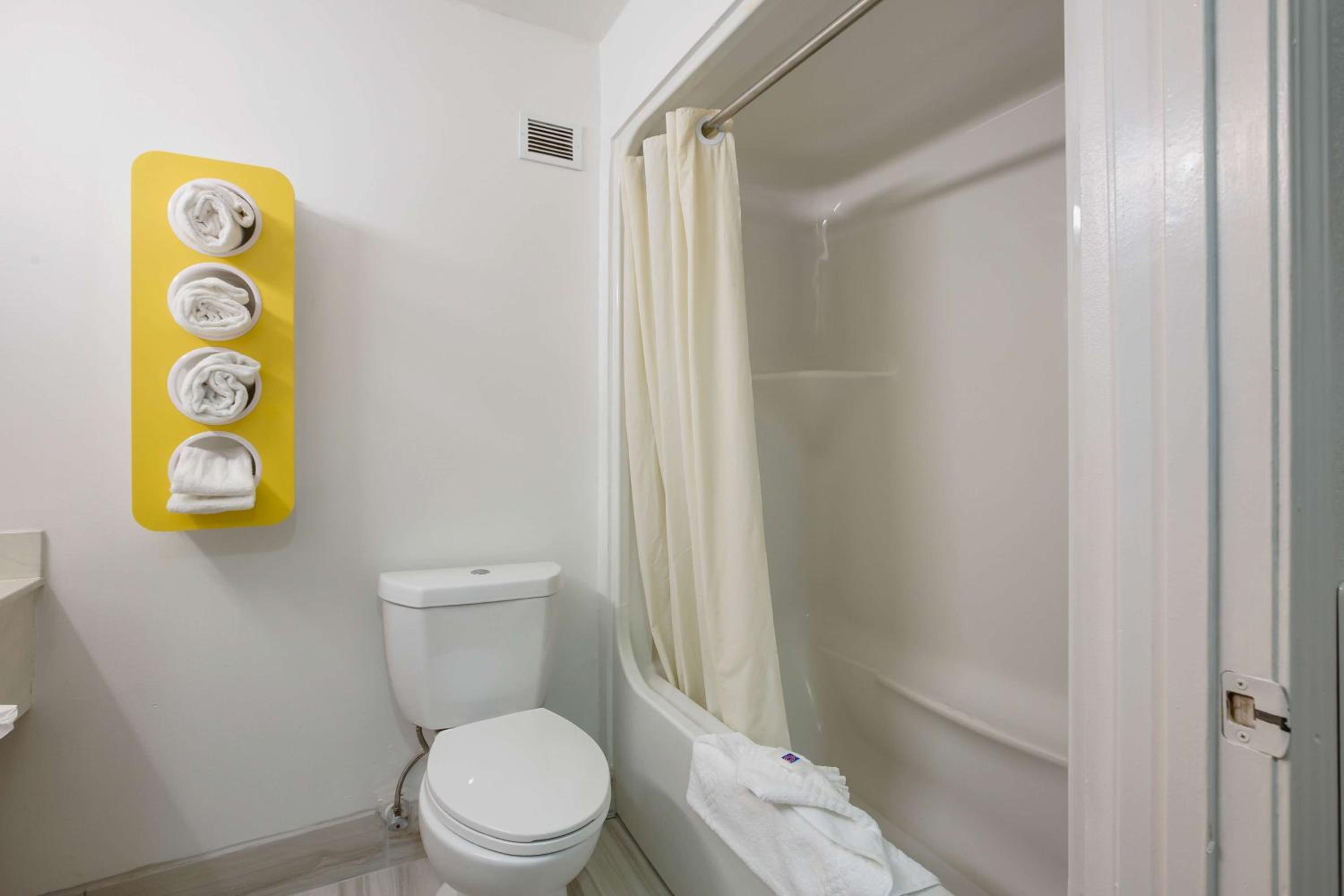 Queen Room with Two Queen Beds - Non-Smoking - Photo 6