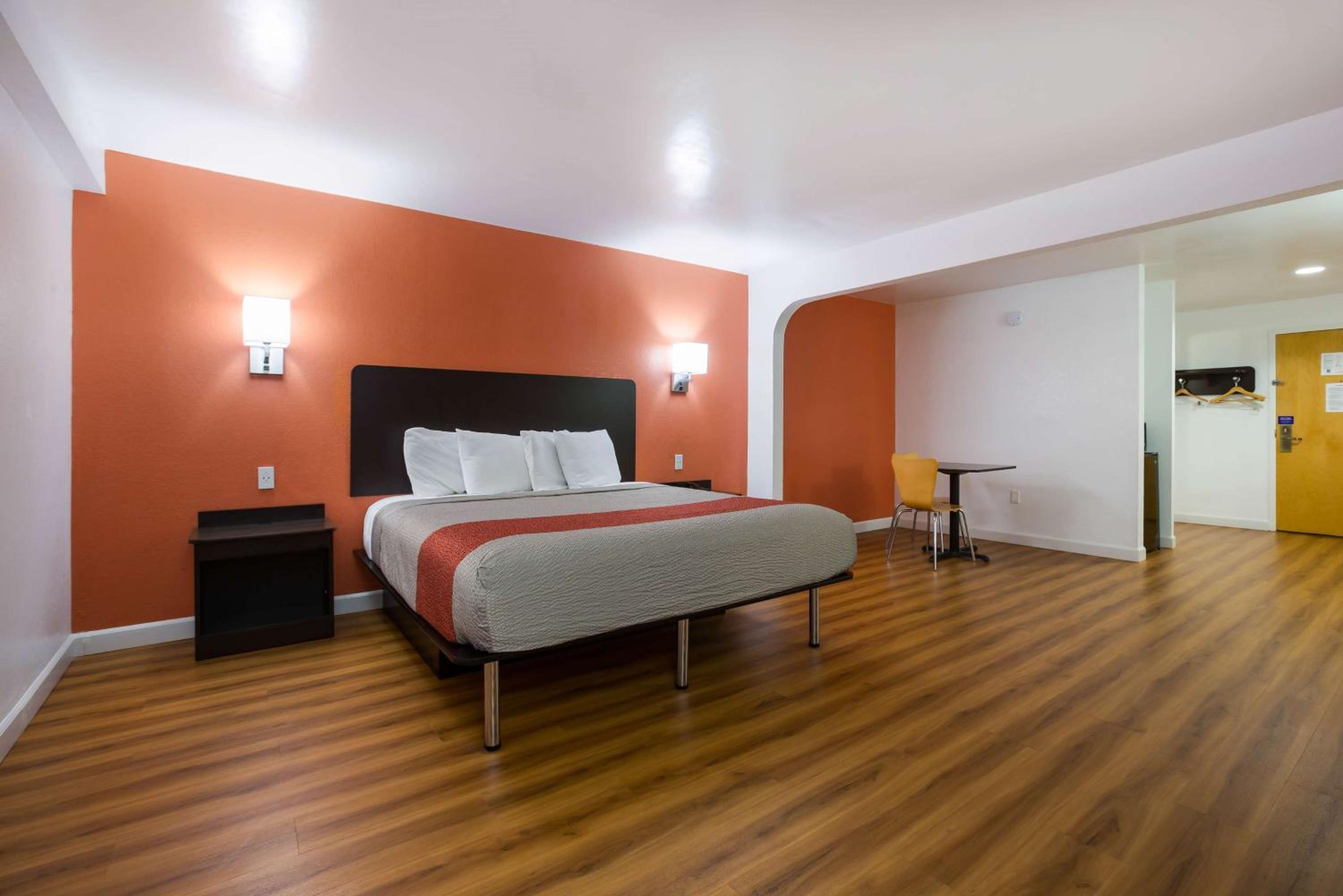 Queen Room with Two Queen Beds - Smoking - Photo 8