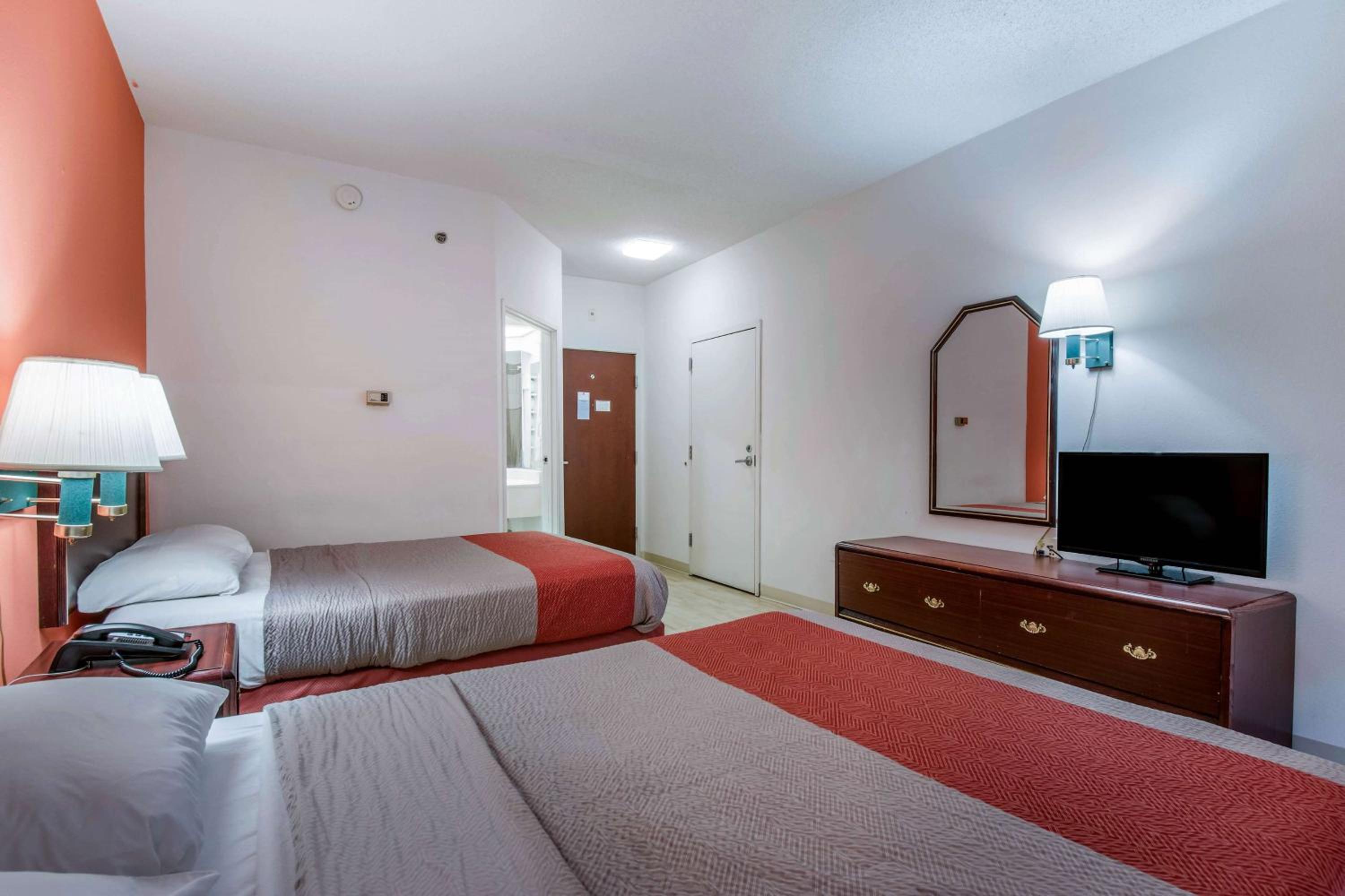 Quadruple Room - Non-Smoking - Photo 3