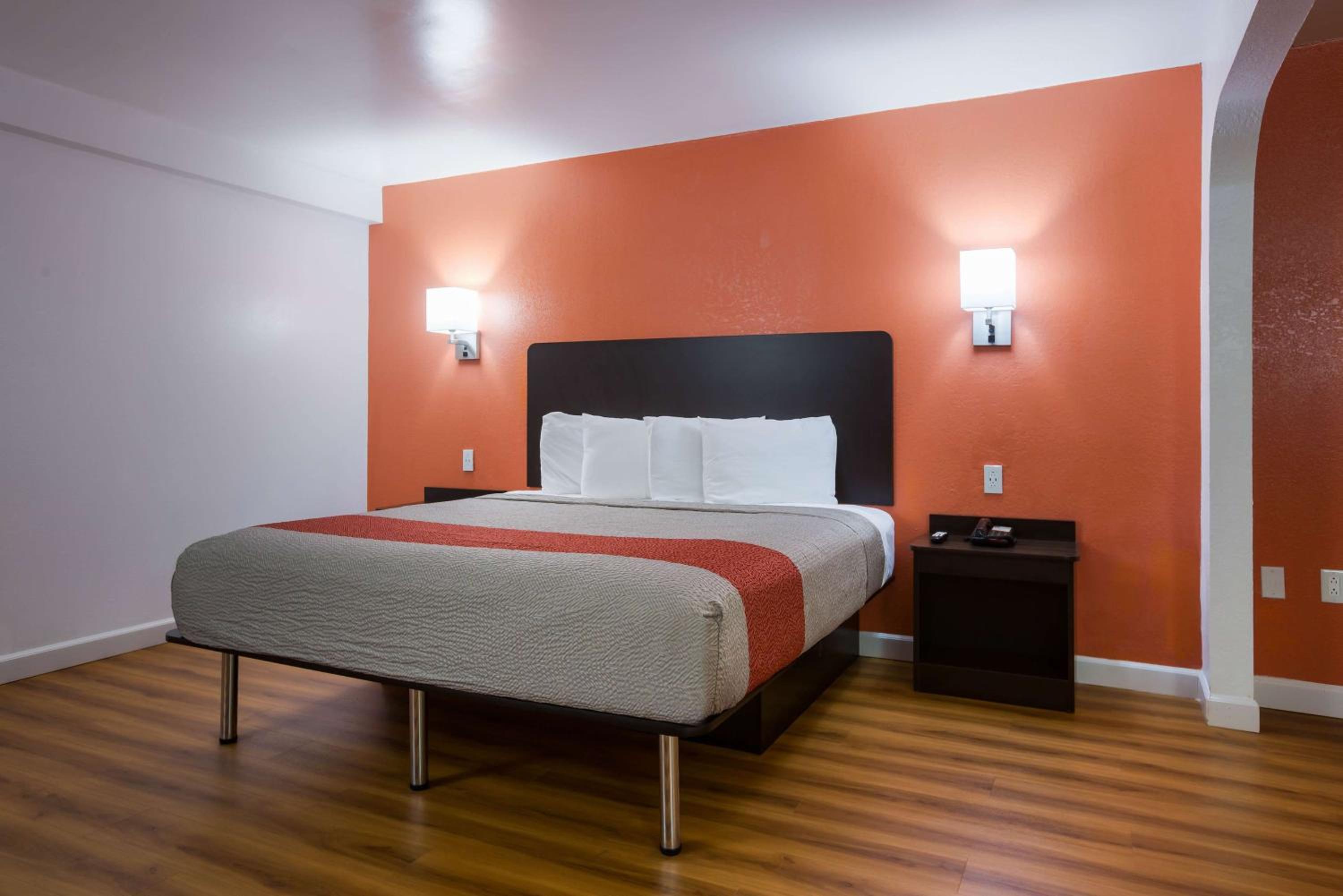 Queen Room with Two Queen Beds - Smoking - Photo 9