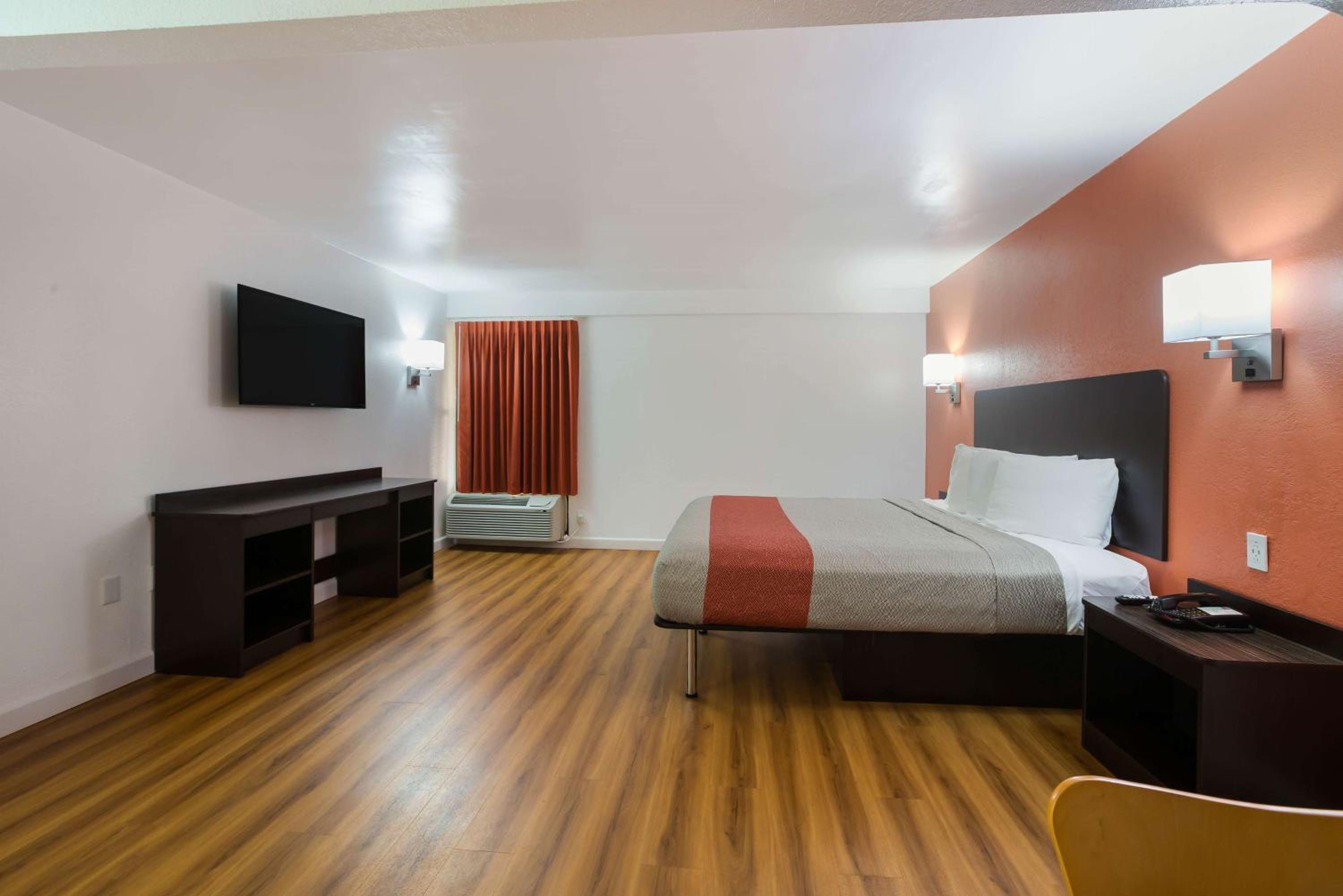 Queen Room with Two Queen Beds - Smoking - Photo 6