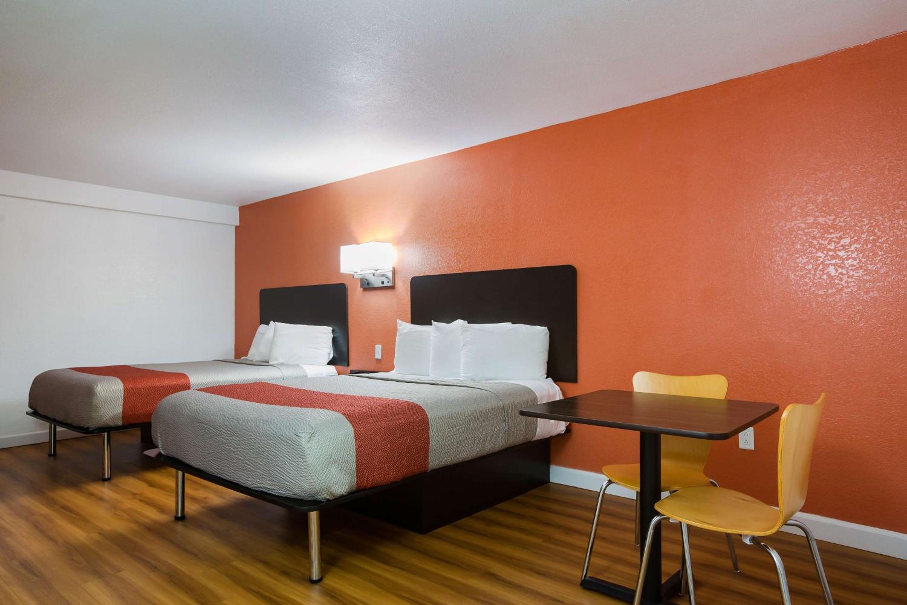 Queen Room with Two Queen Beds - Non-Smoking - Photo 2
