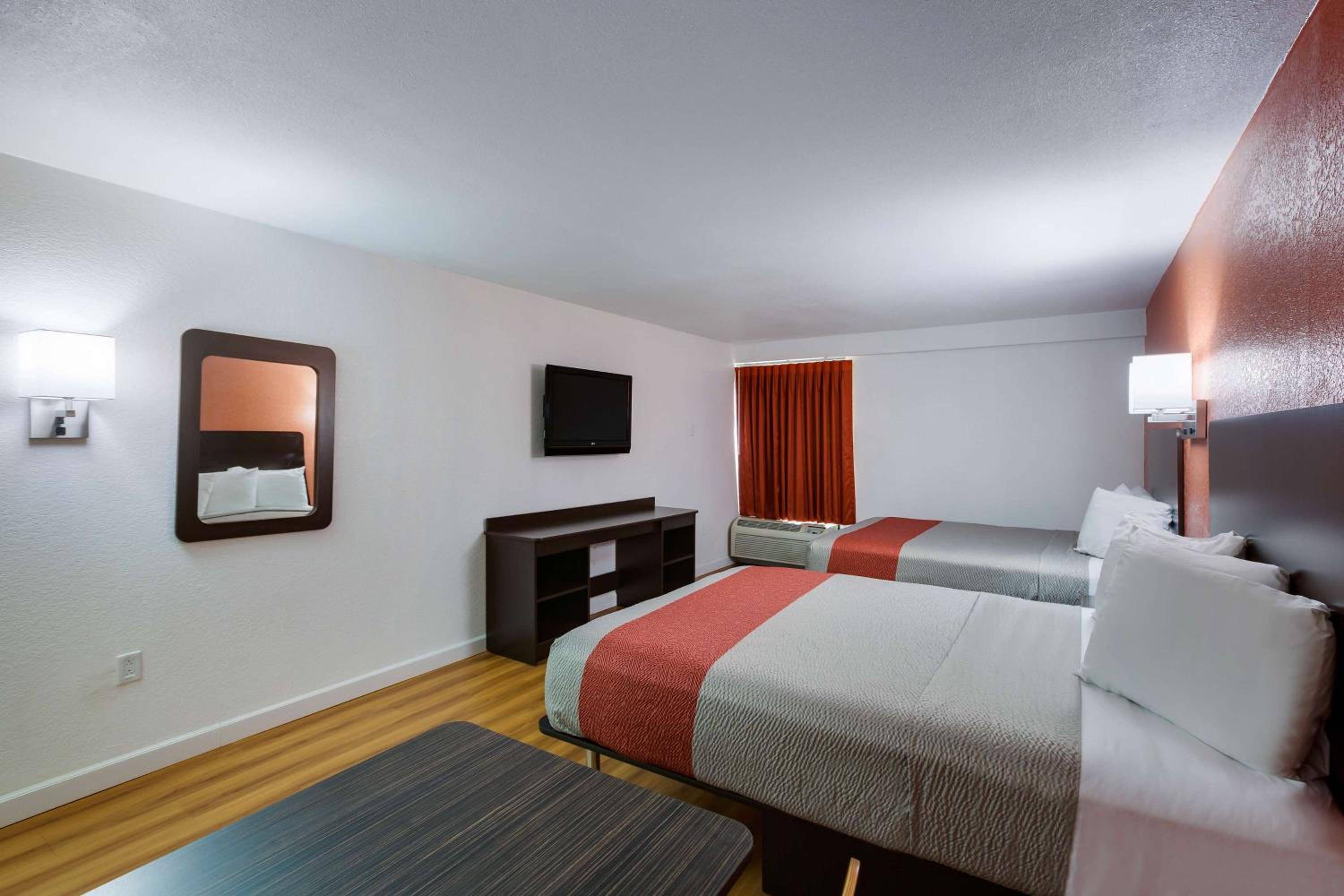 Queen Room with Two Queen Beds - Non-Smoking - Photo 7