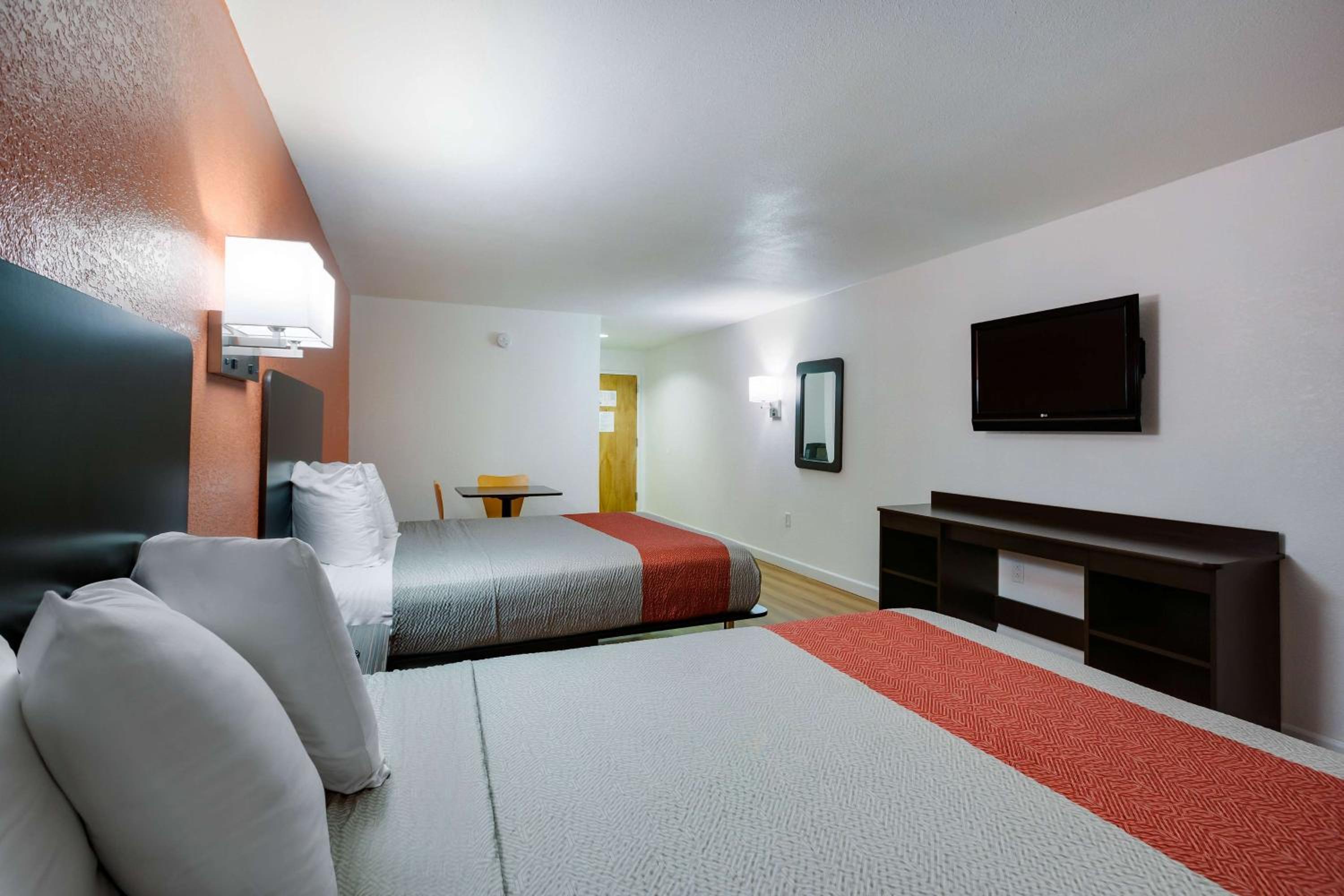 Queen Room with Two Queen Beds - Non-Smoking - Photo 8