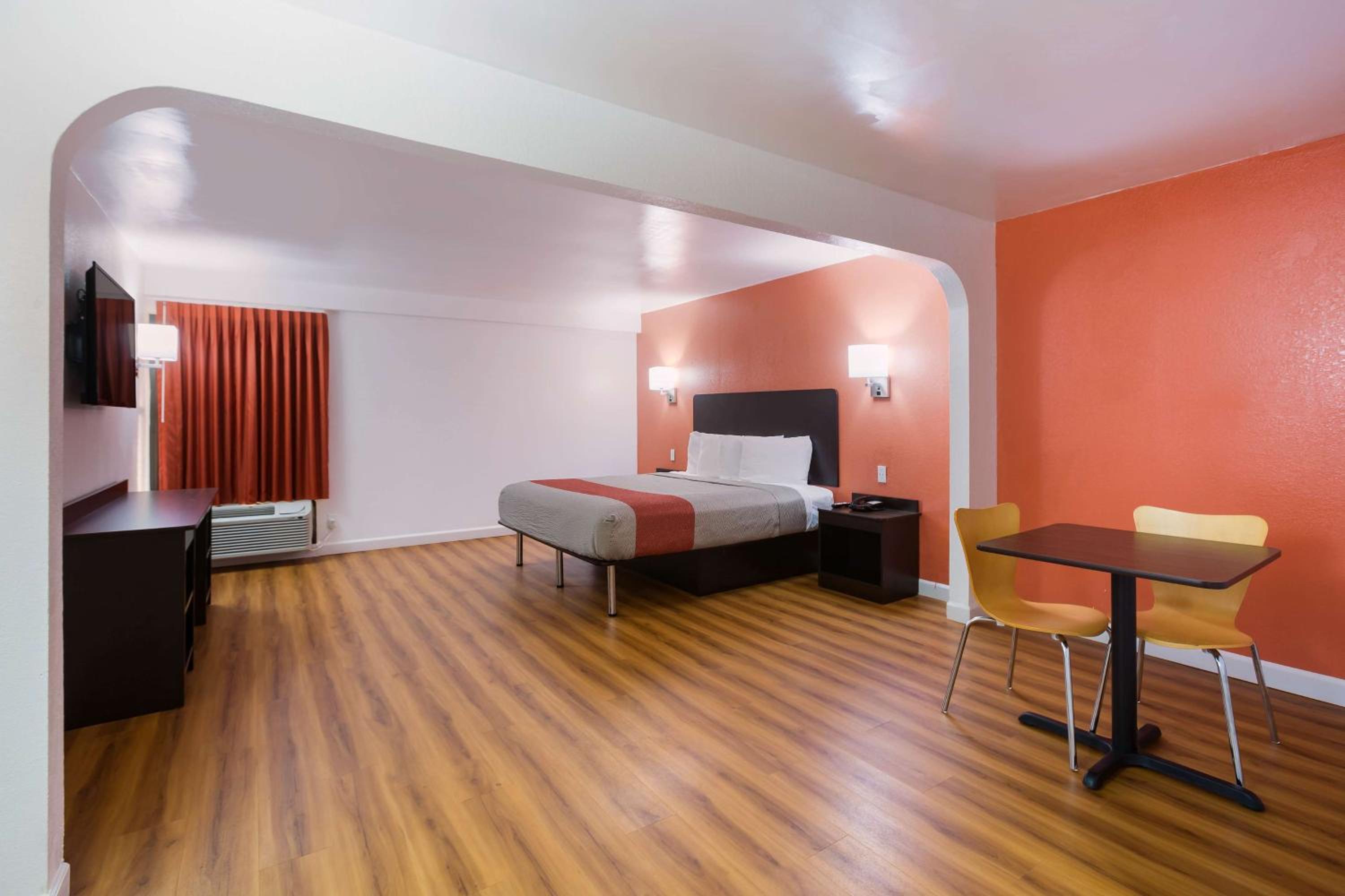 Queen Room with Two Queen Beds - Smoking - Photo 10
