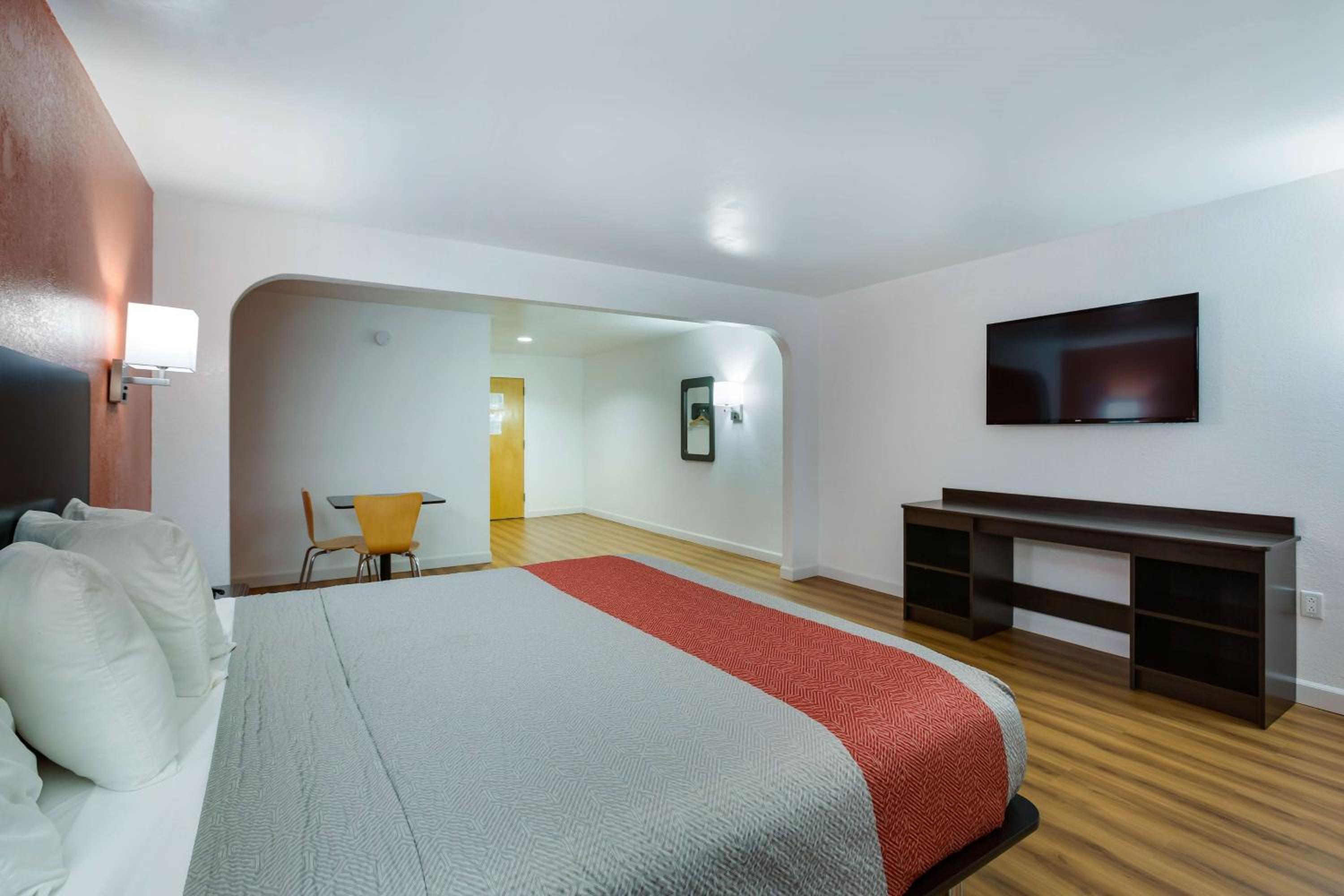 Queen Room with Two Queen Beds - Smoking - Photo 7