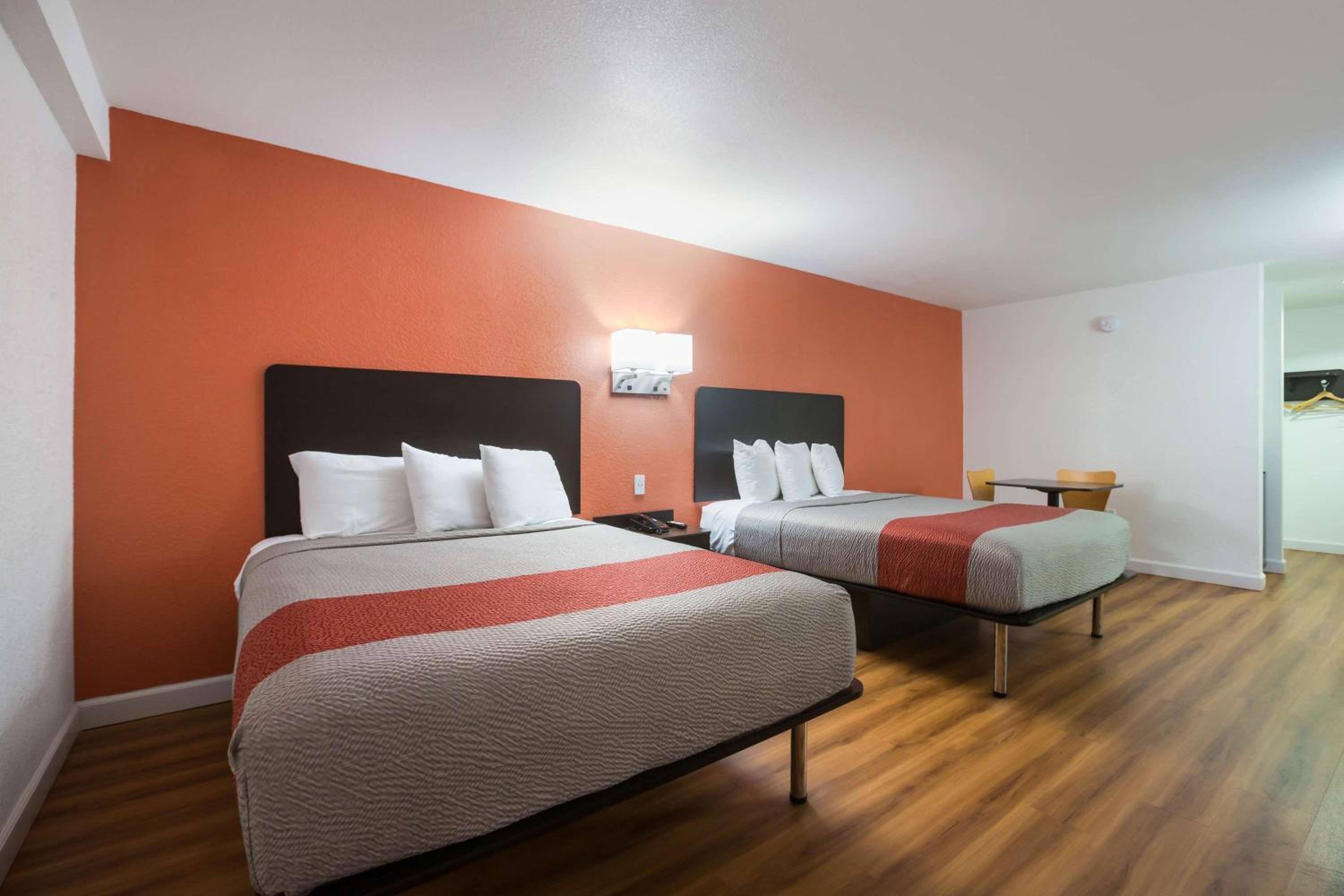 Queen Room with Two Queen Beds - Non-Smoking - Photo 5