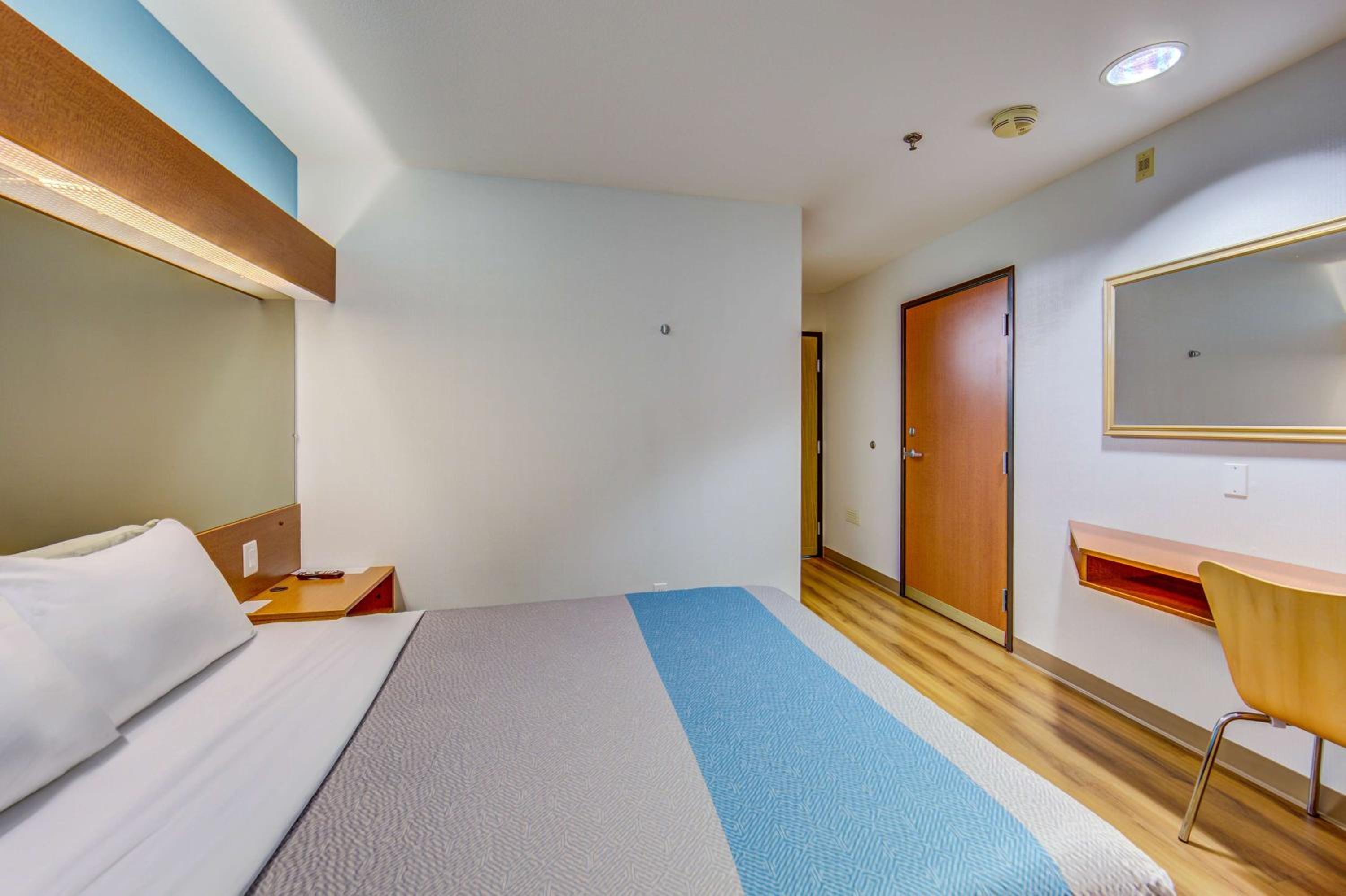 Queen Room - Non-Smoking - Photo 3