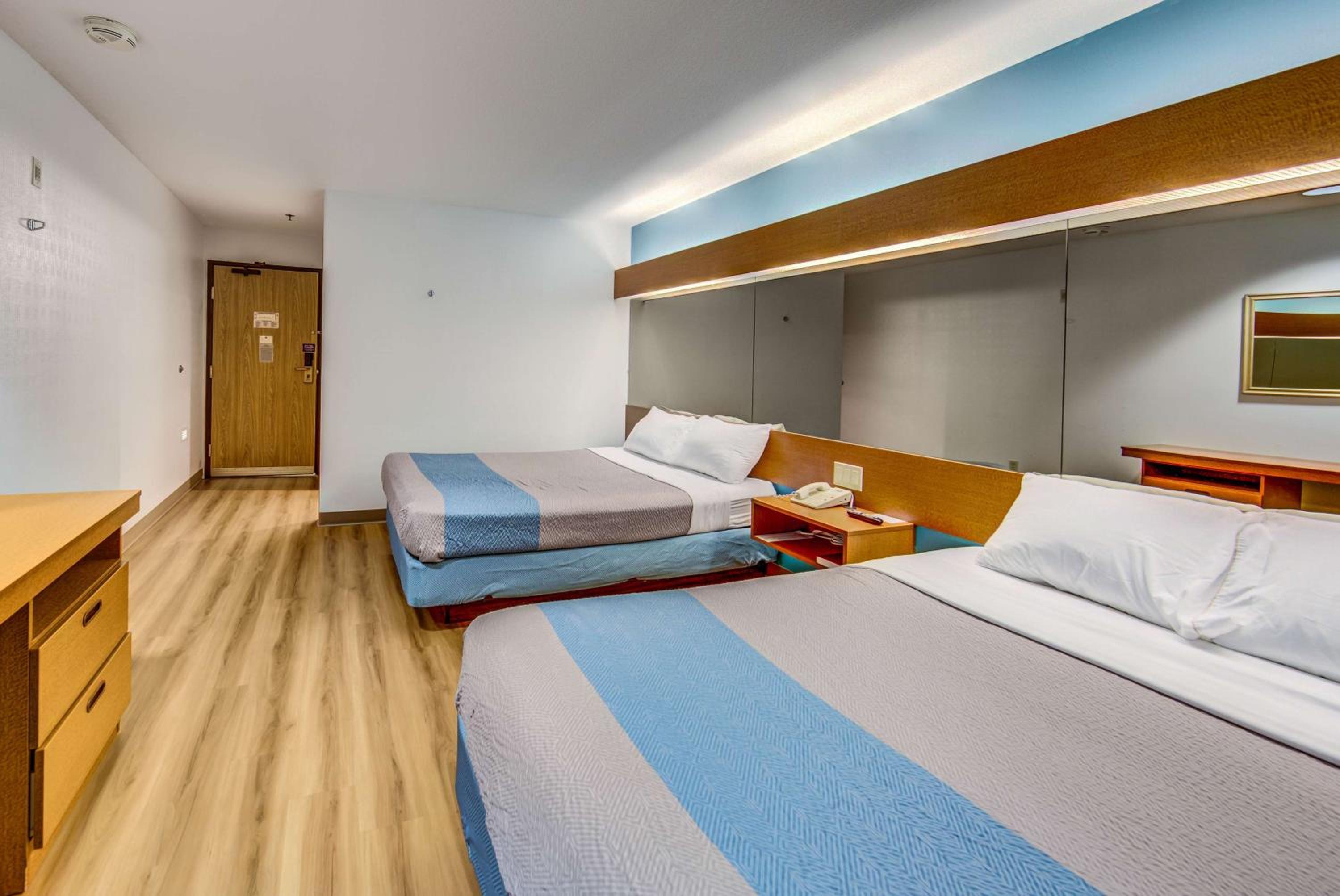 Queen Room with Two Queen Beds - Photo 2