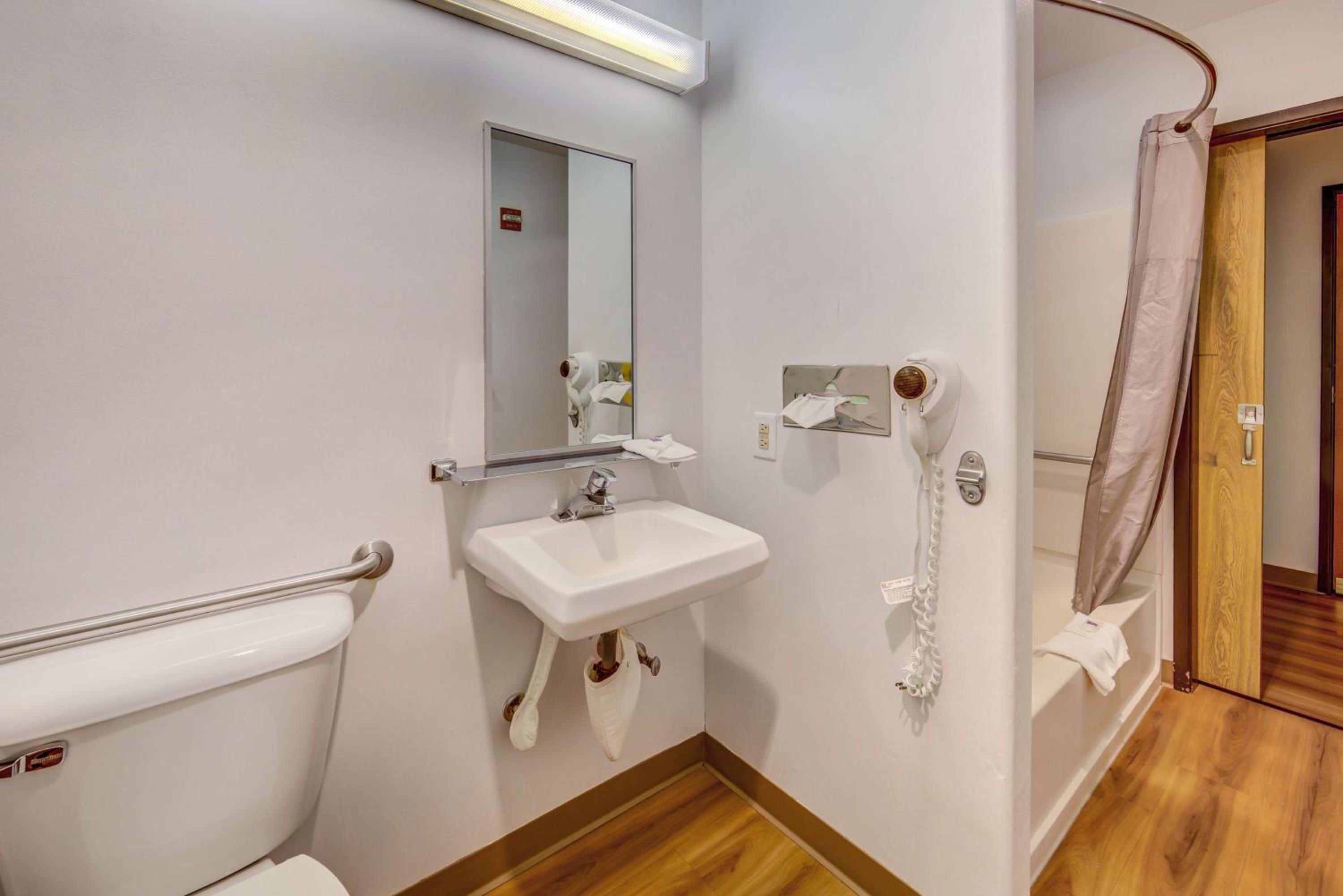 Queen Room - Disability Access - Non-Smoking - Photo 8