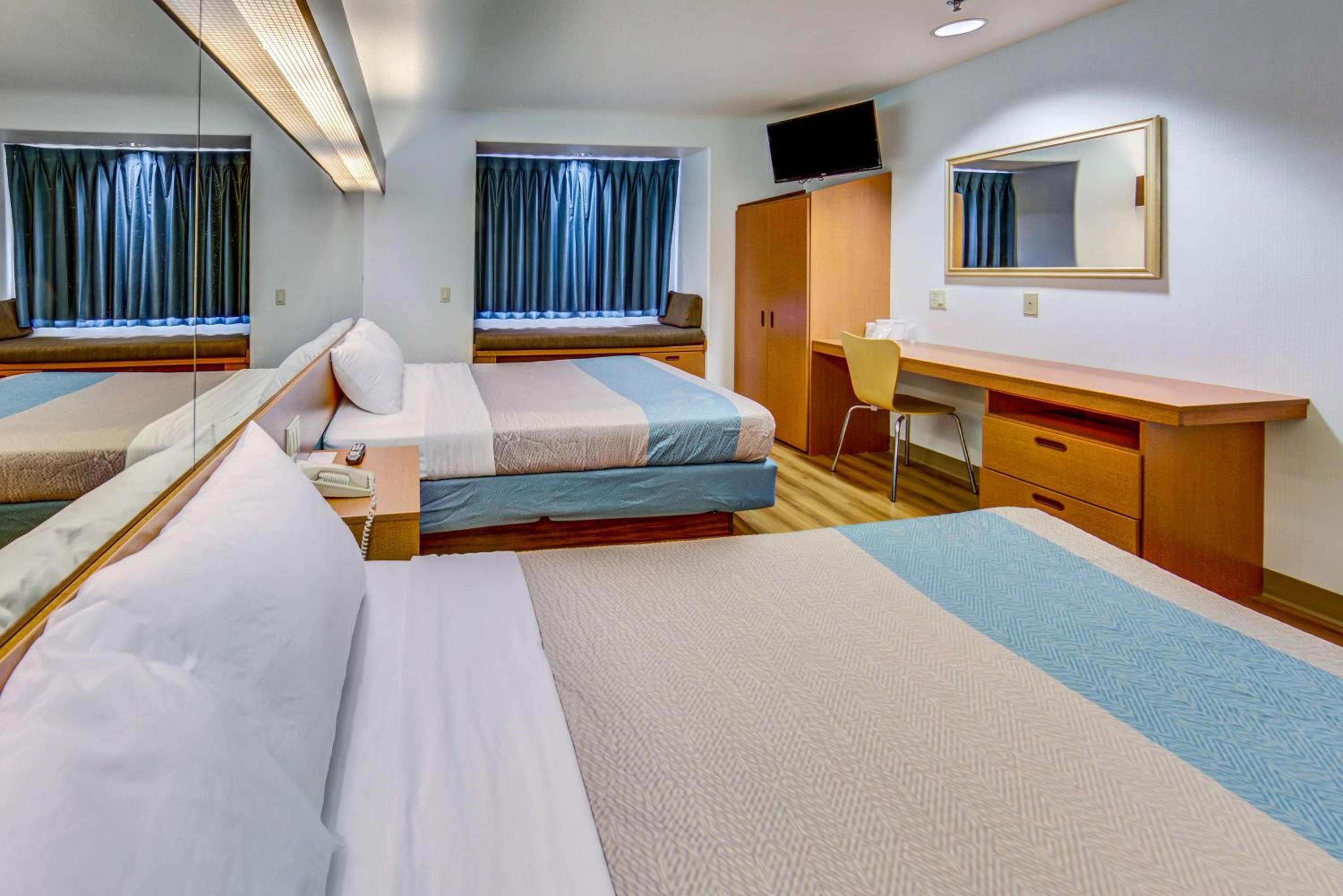 Queen Room with Two Queen Beds - Photo 3