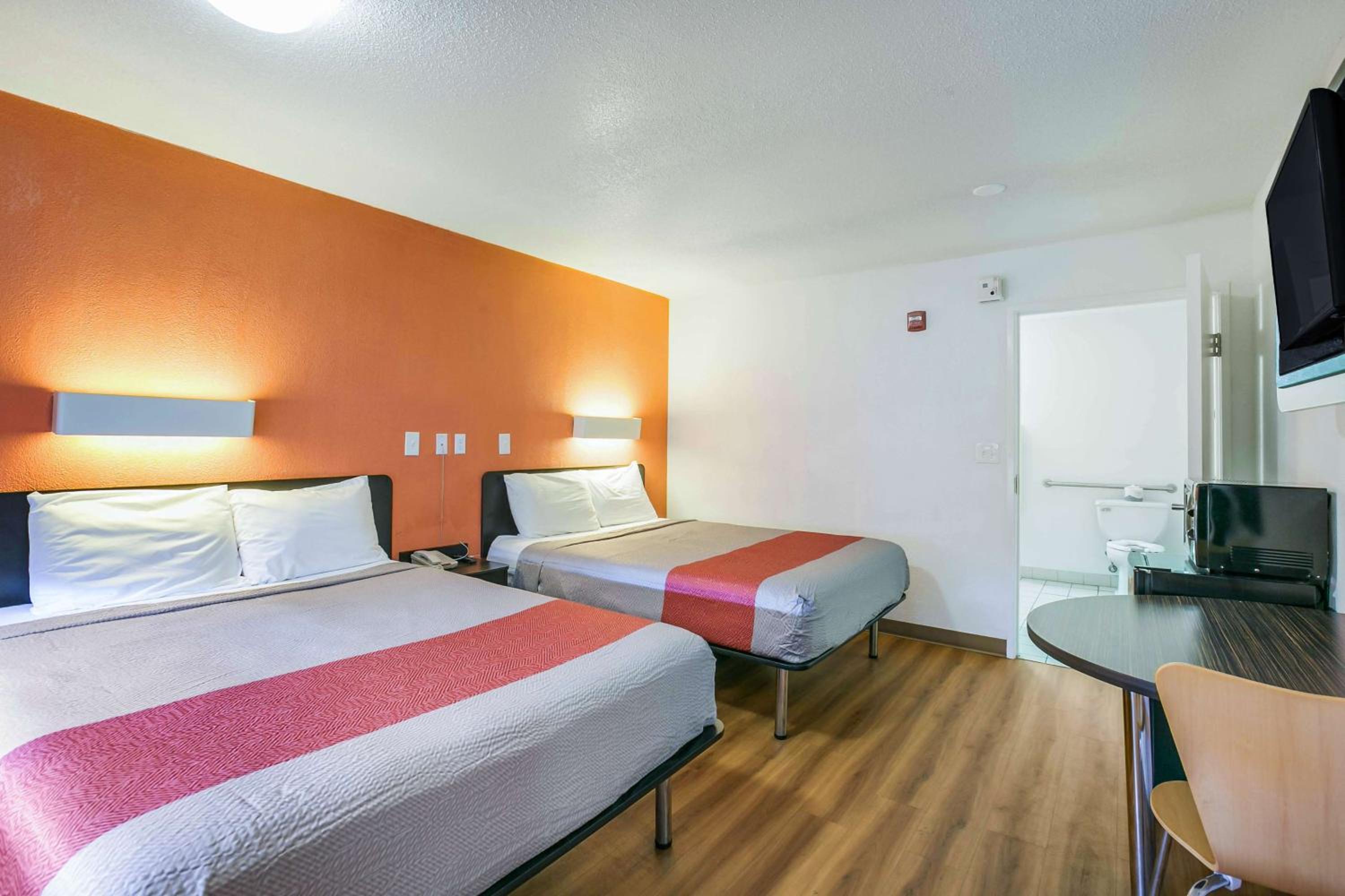 Queen Room with Two Queen Beds photo 3