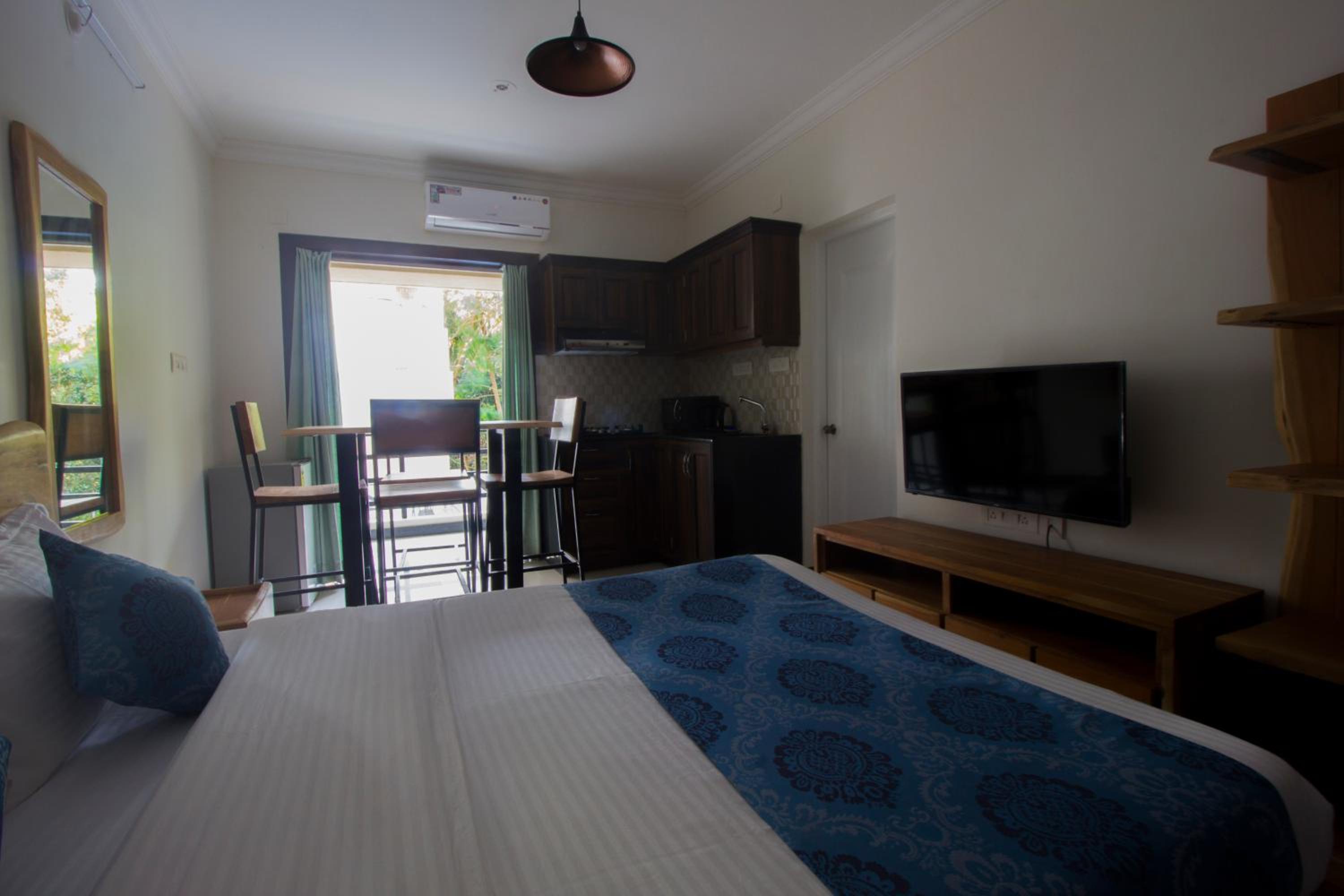 Studio Apartment with Balcony photo 2