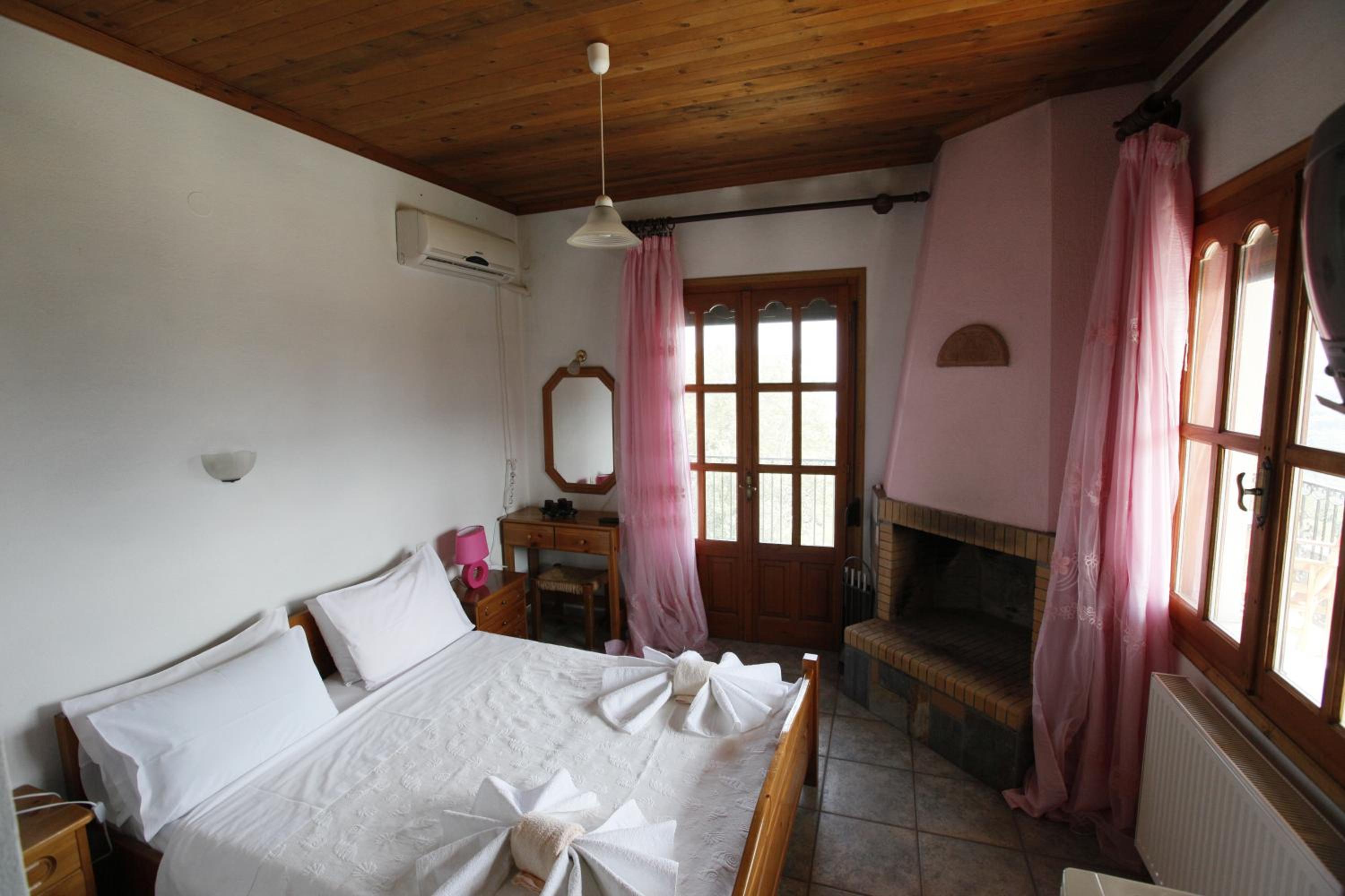 Double or Twin Room with Fireplace - Photo 8