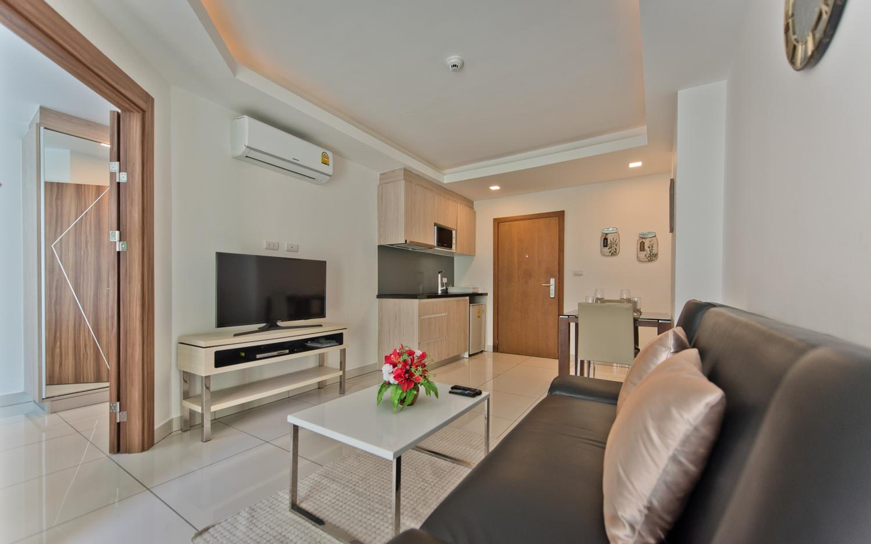 One-Bedroom Apartment photo 2