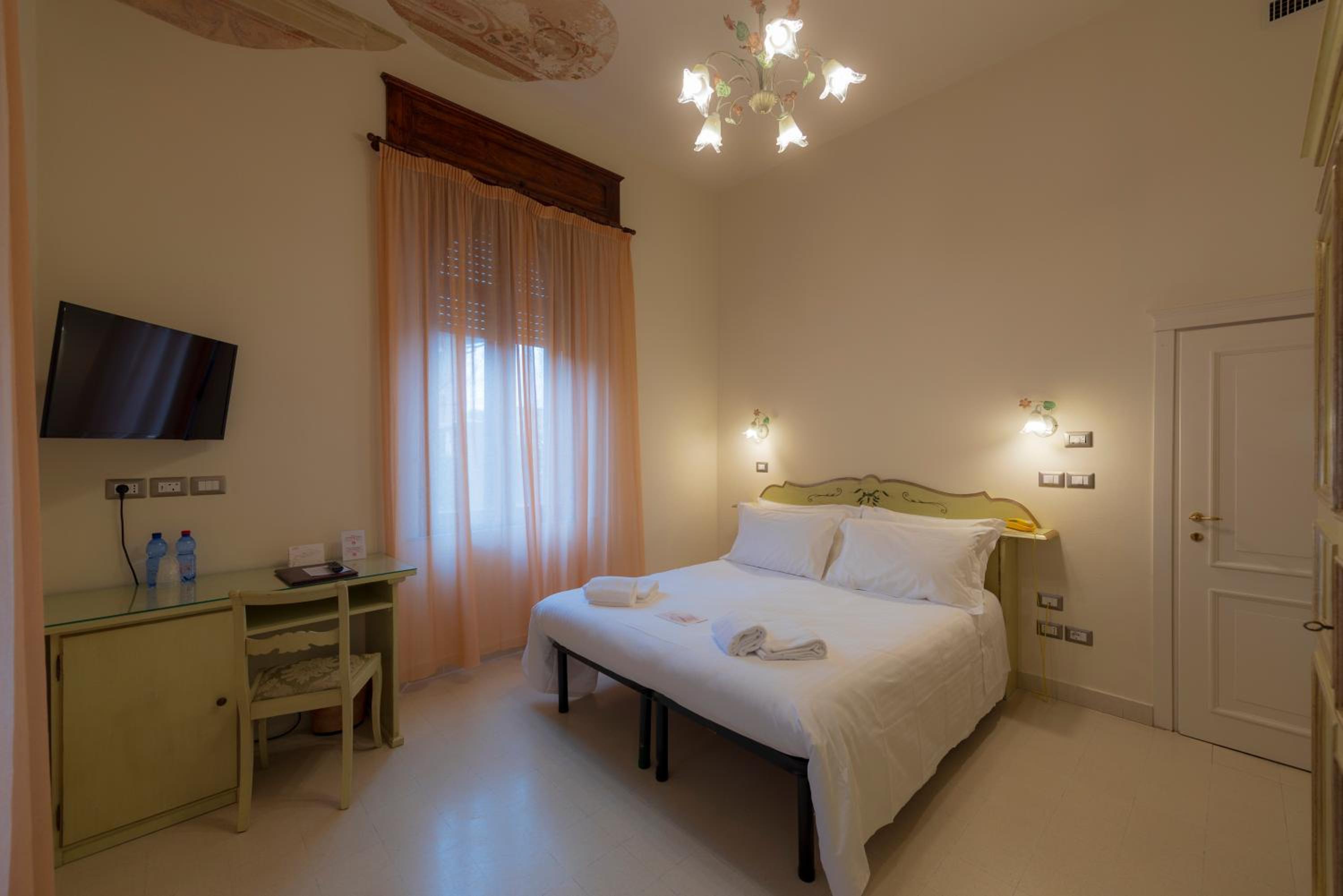 Classic Double Room - Photo 1