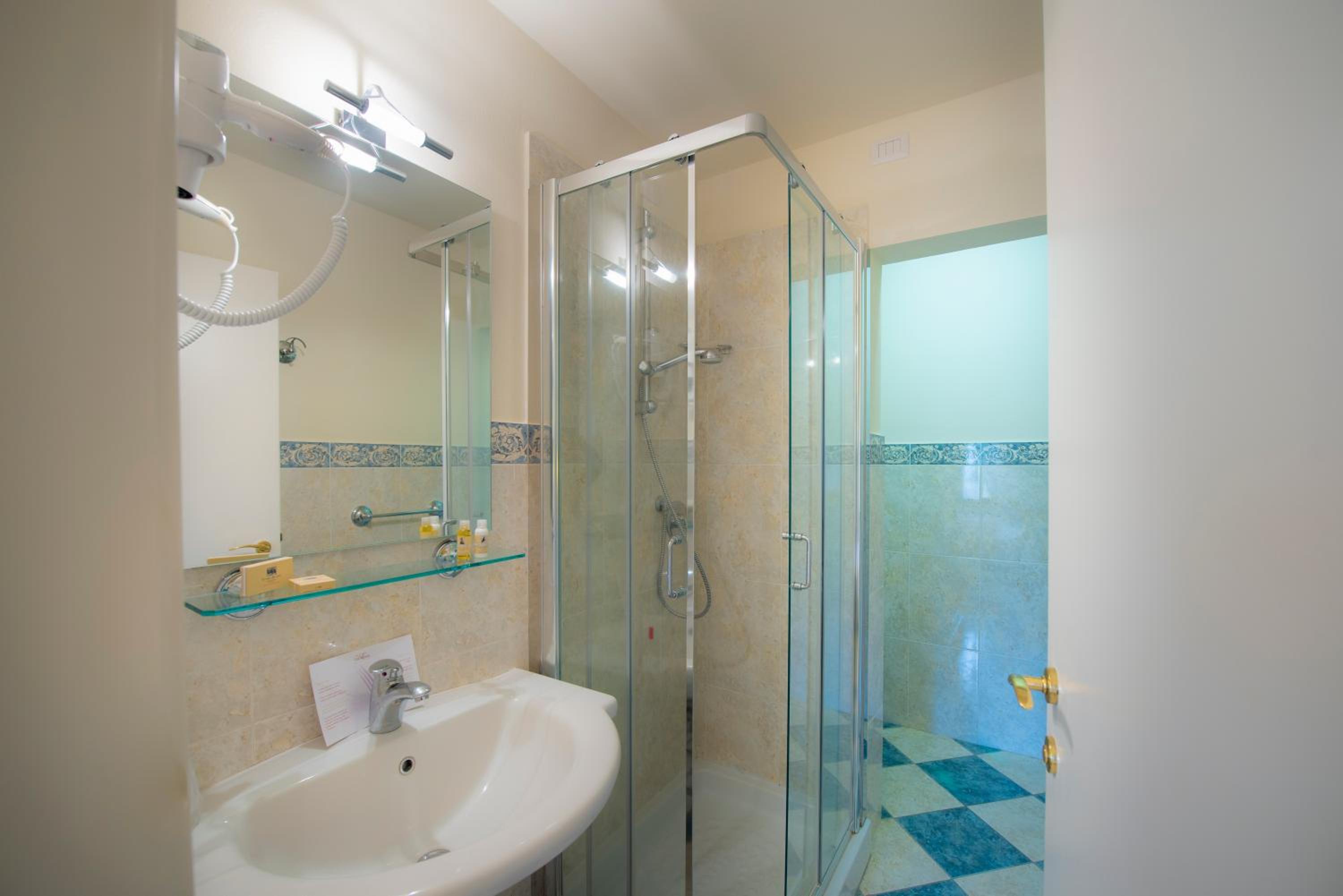 Deluxe Double Room - Photo 9