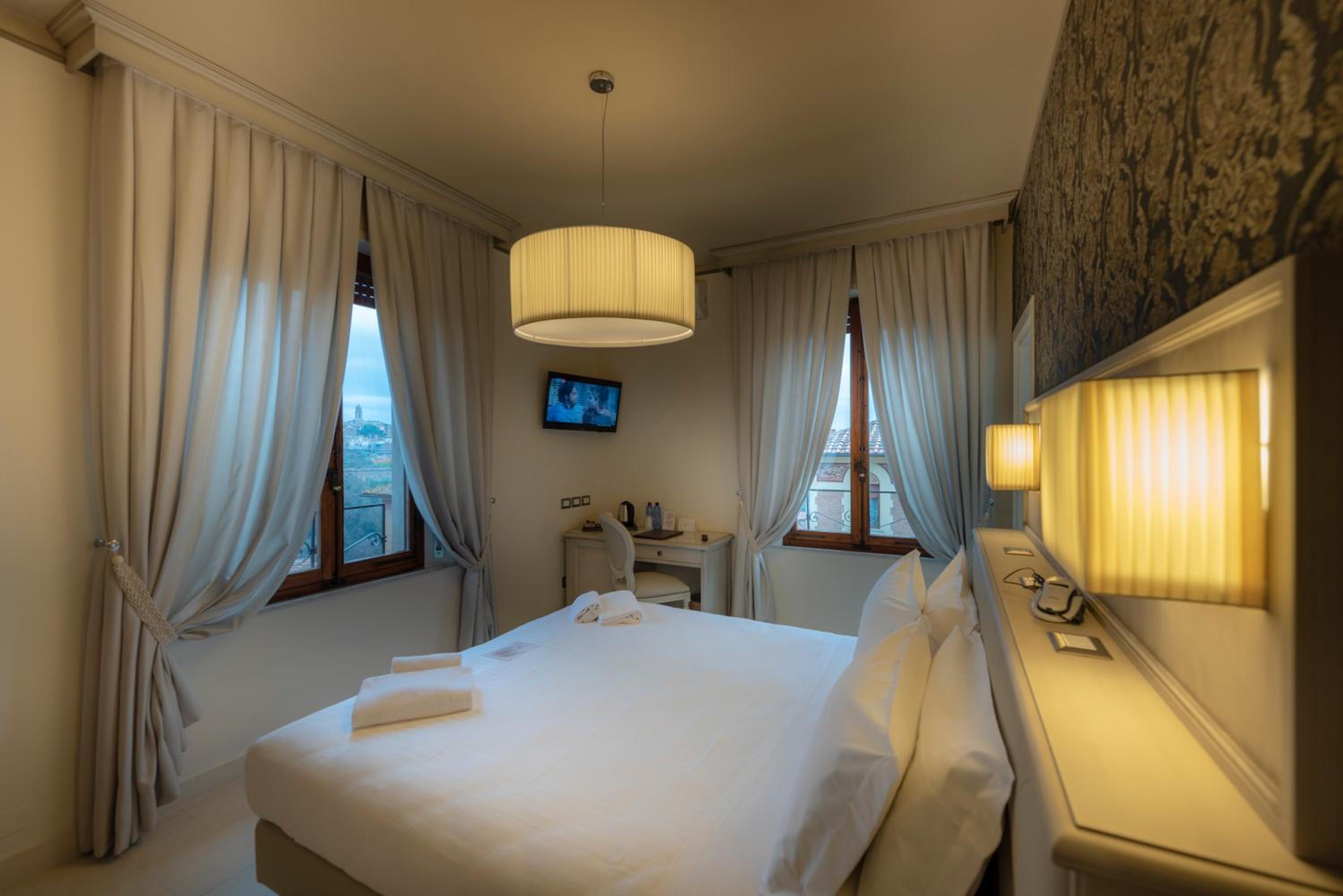 Deluxe Double Room - Photo 11