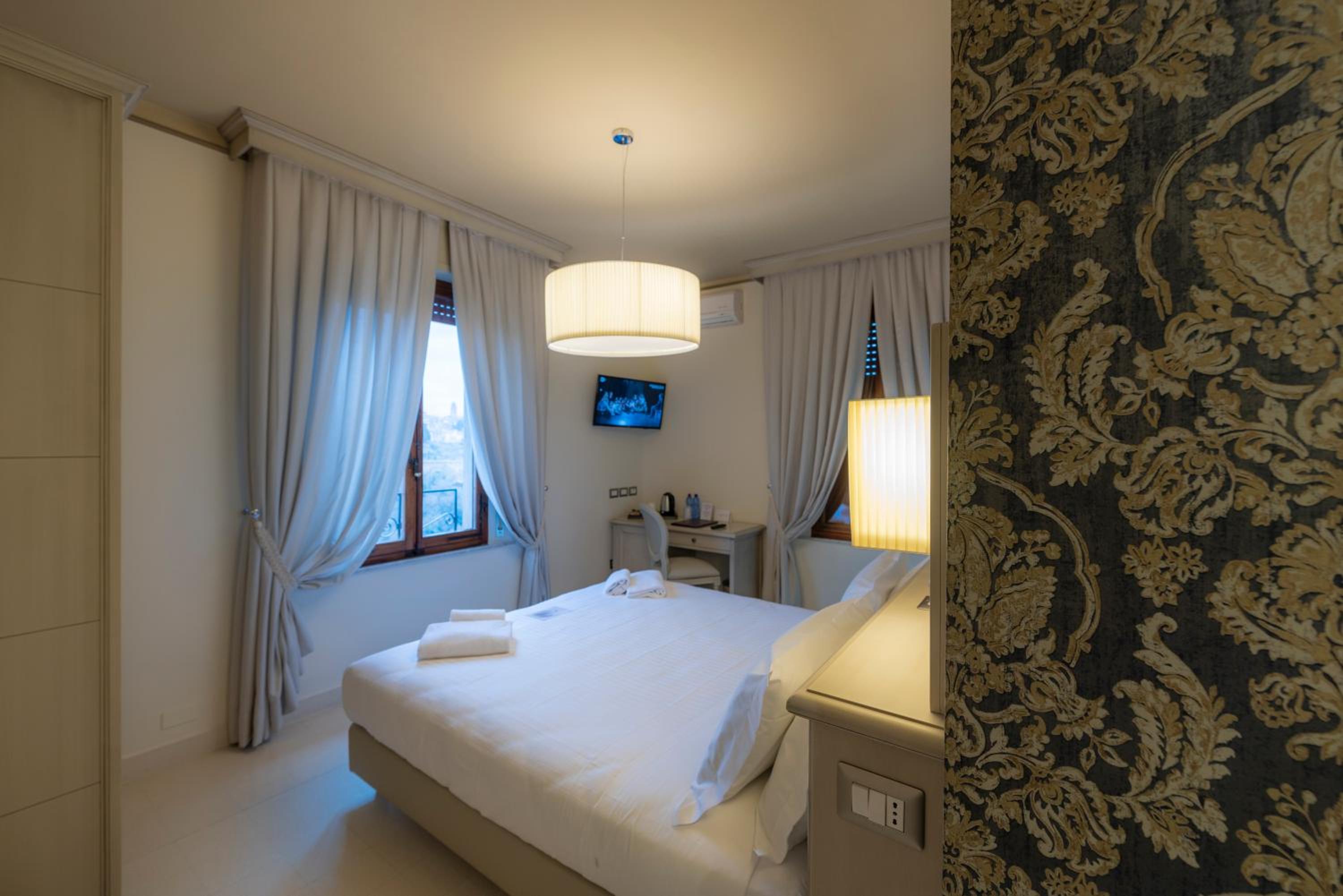 Deluxe Double Room - Photo 10