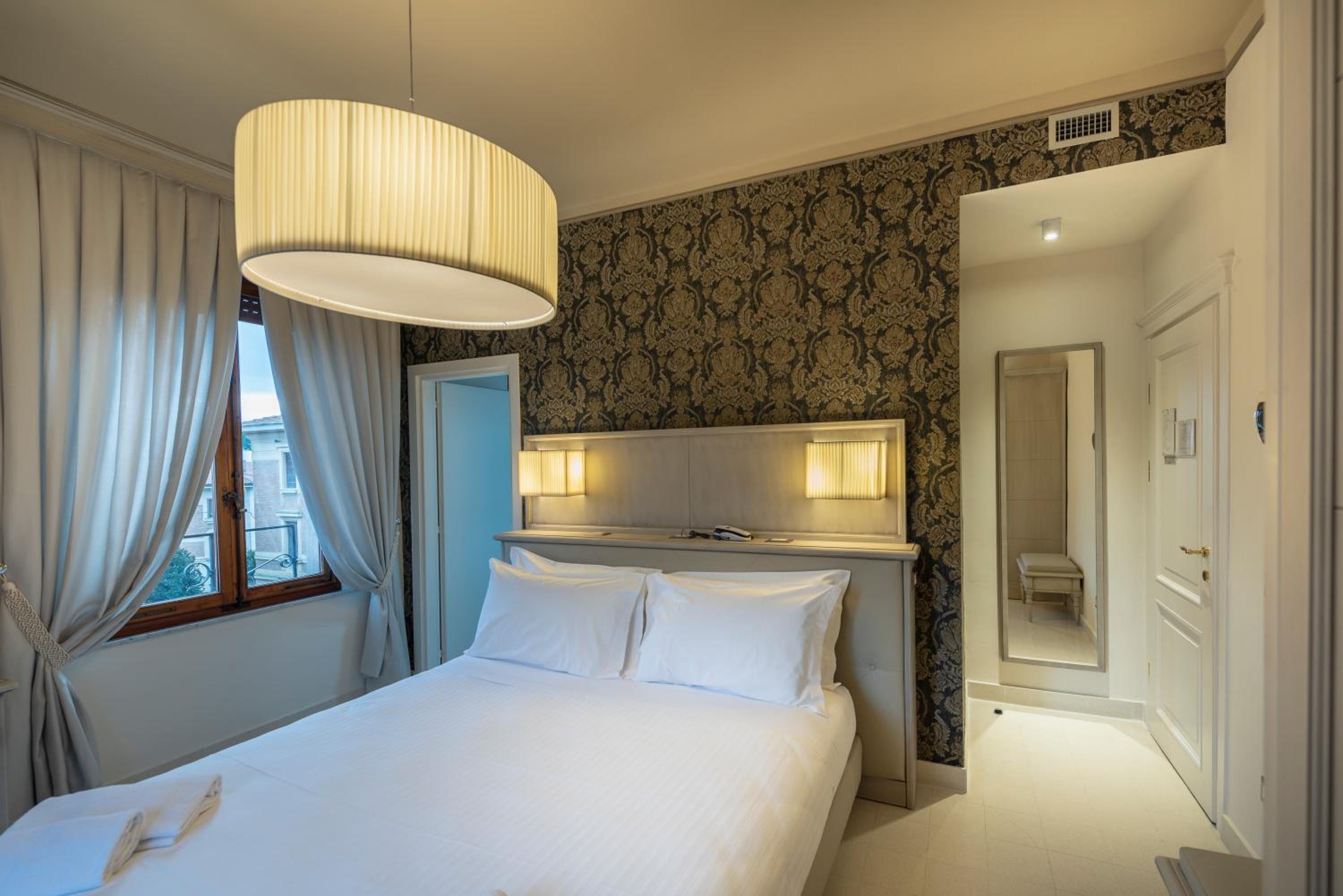 Deluxe Double Room - Photo 14