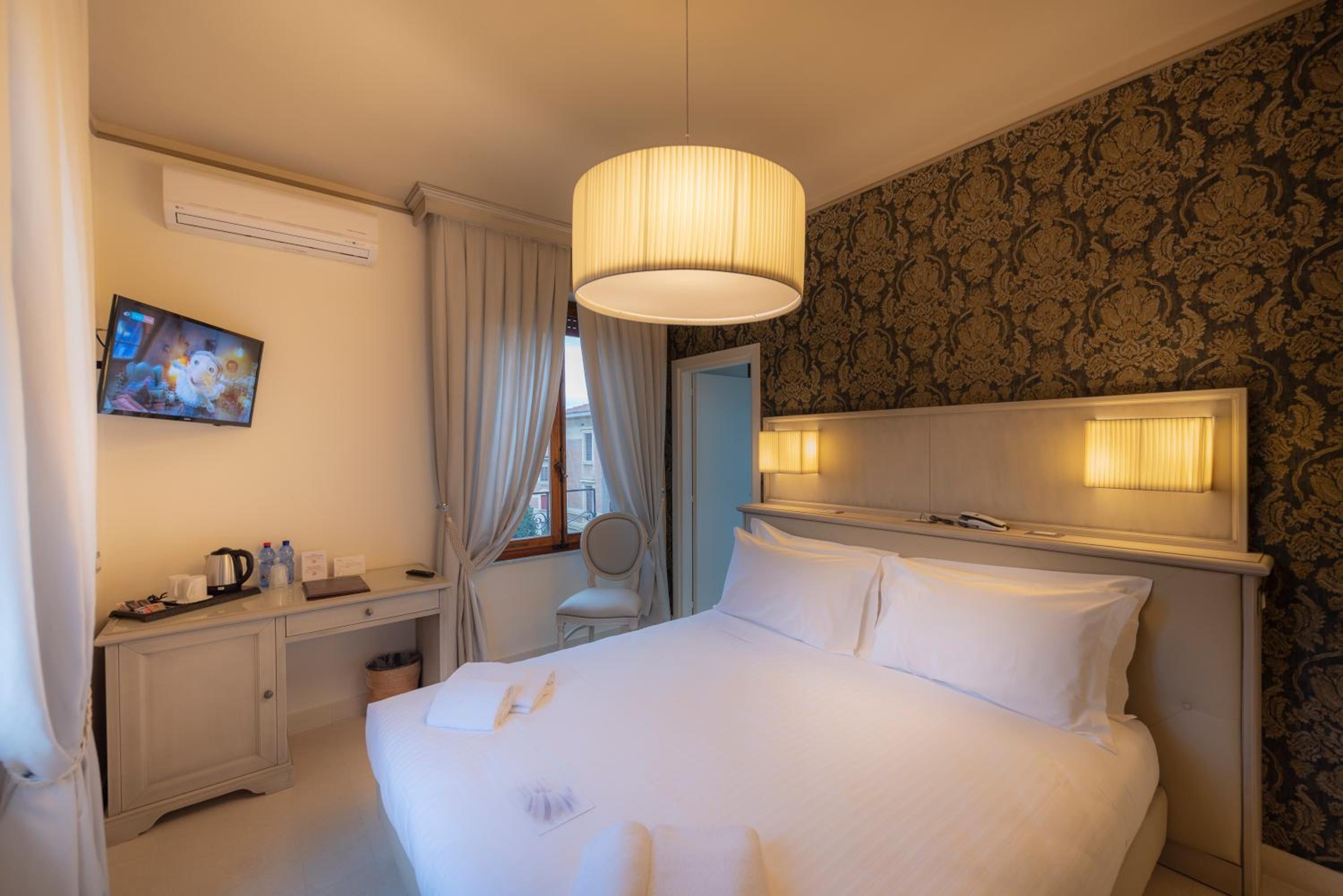 Deluxe Double Room - Photo 12