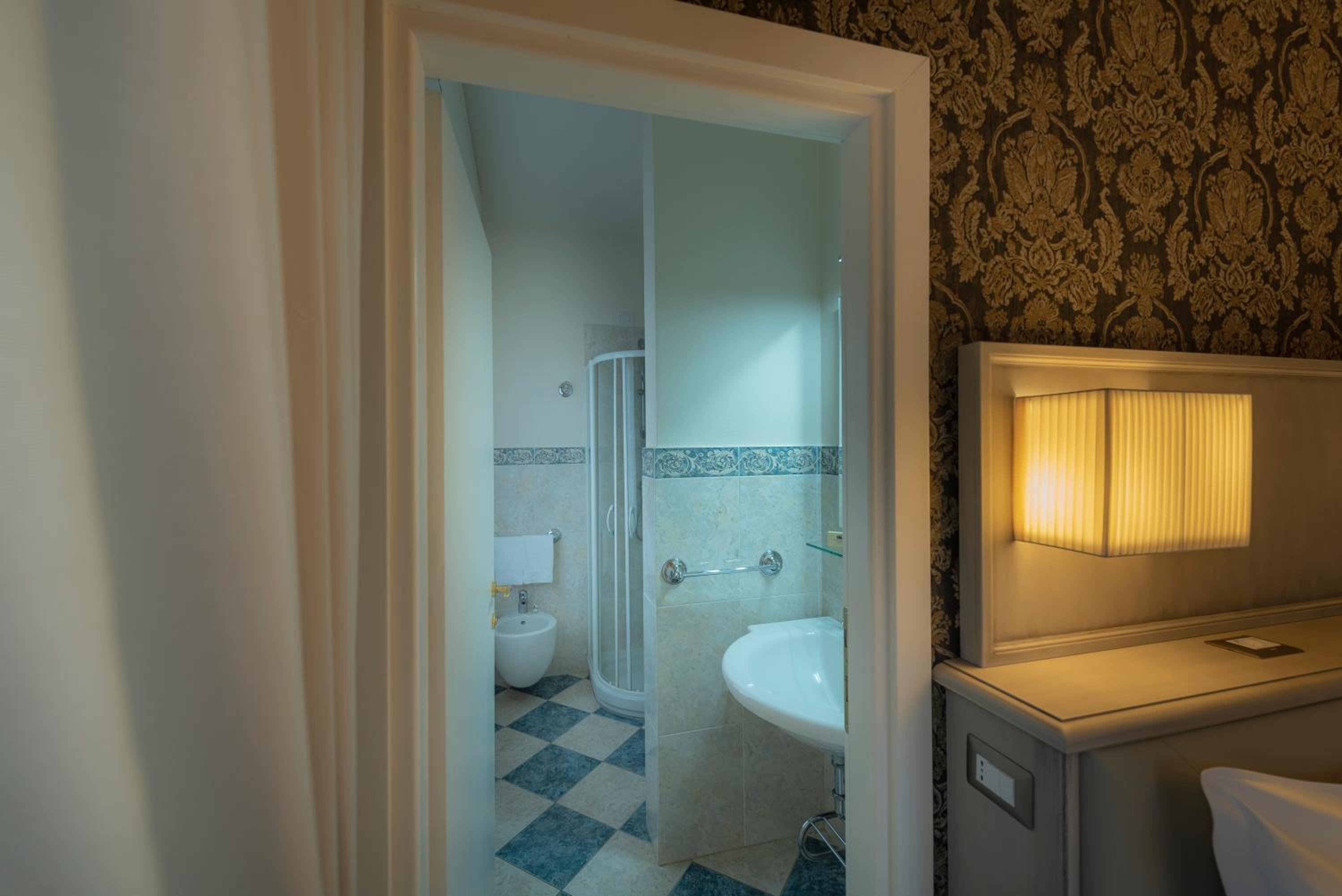 Deluxe Double Room - Photo 13